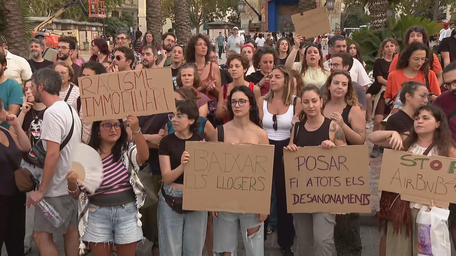 Decenas de personas han secundado este domingo la protesta convocada por el Sindicat de Llogateres