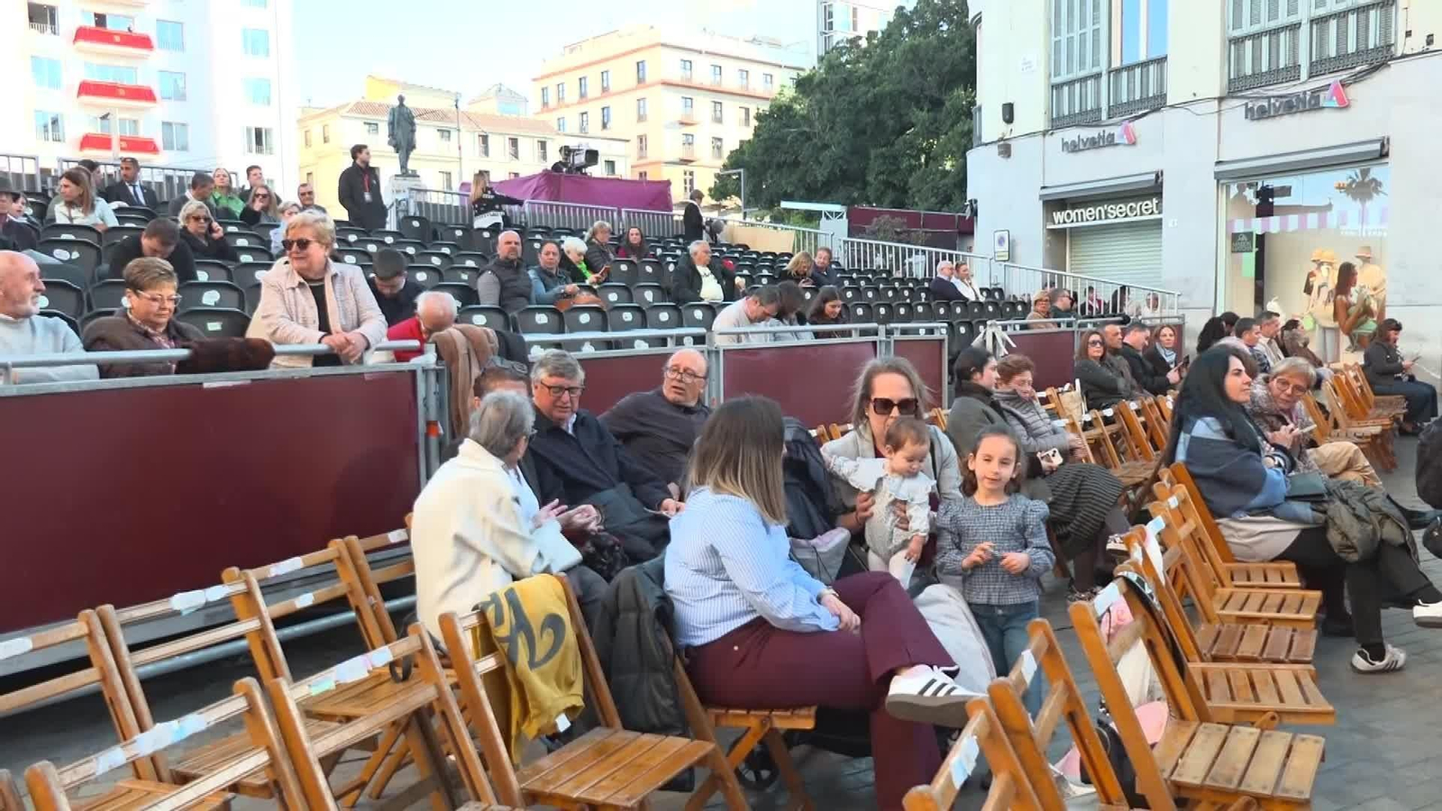 S020-MALAGA POLEMICA INSTALACIÓN SILLAS PROCESIONES