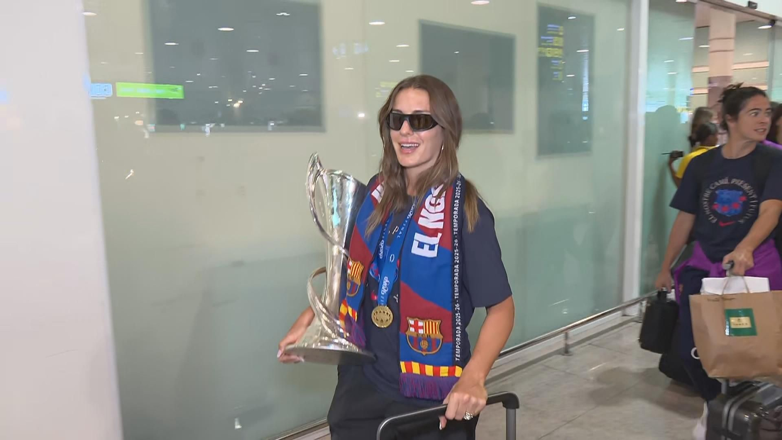 Las campeonas de Europa con el trofeo de la Champions