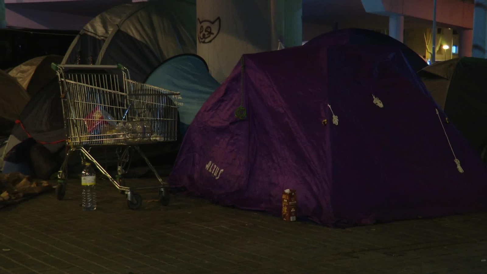 X049-BARCELONA INMIGRANTES BADALONA NOCHEBUENA TARDE