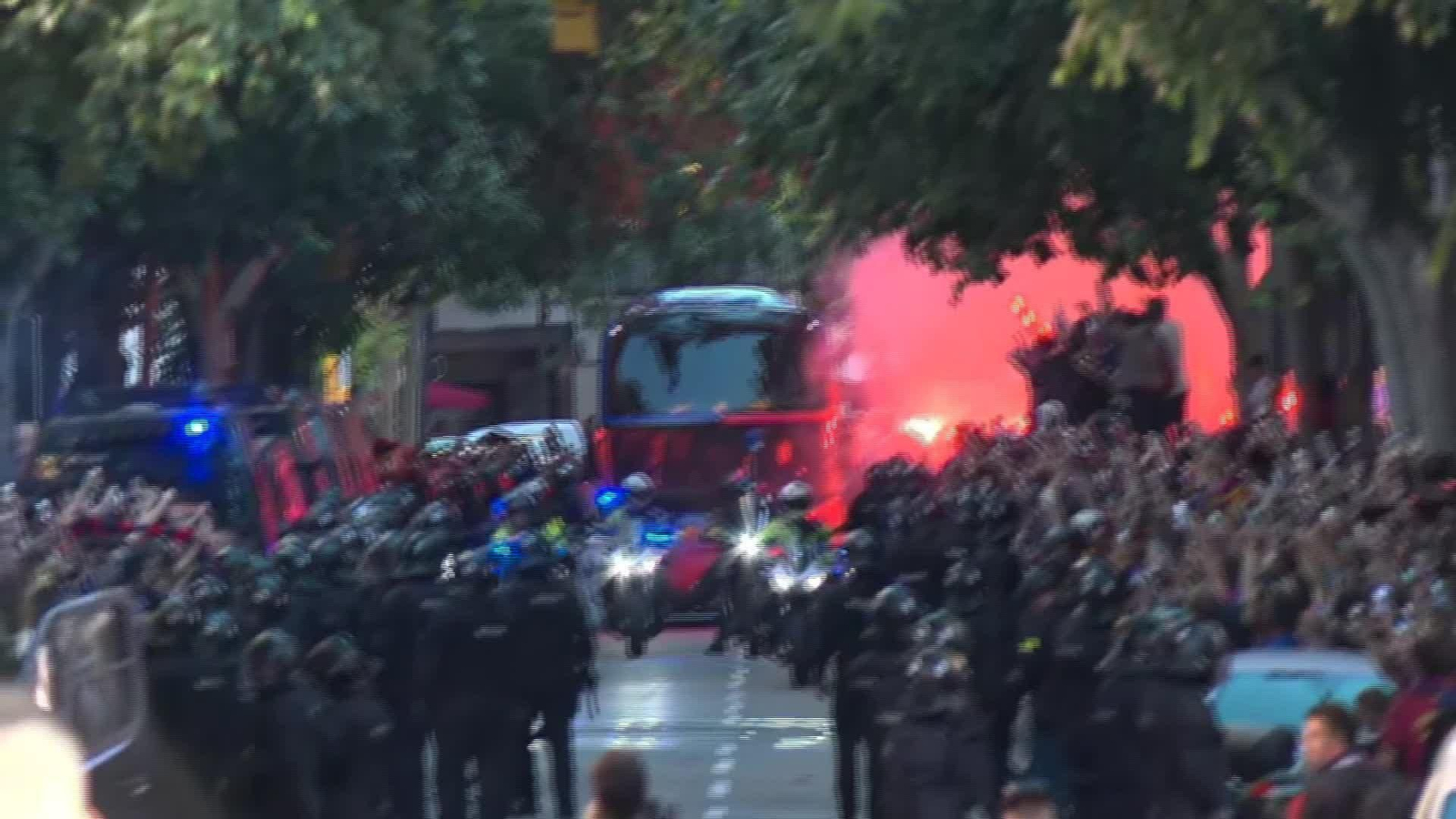 D050-BARCELONA LLEGADA EQUIPOS CLASICO