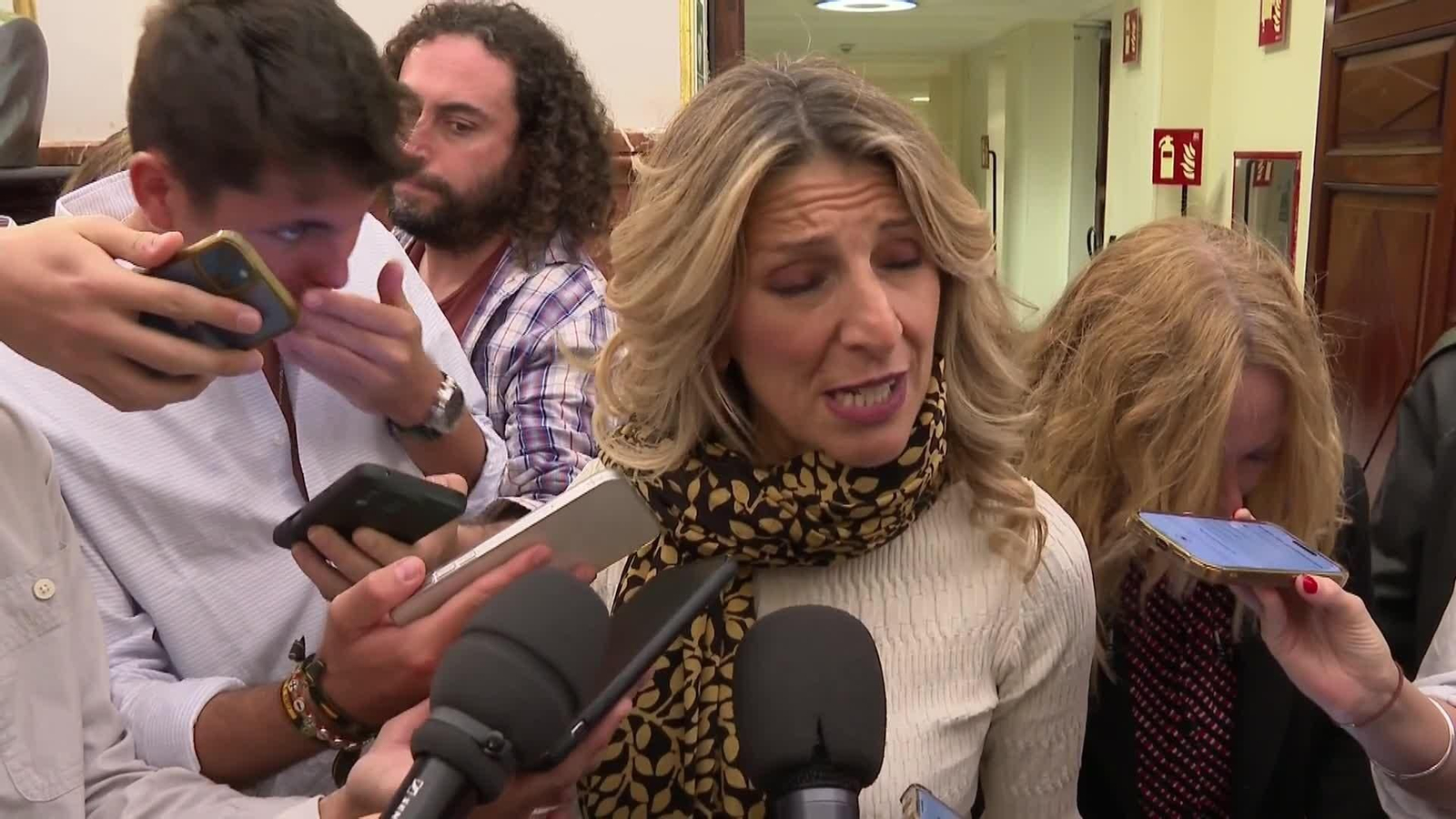 va reax bolaños y yolanda diaz a peinado