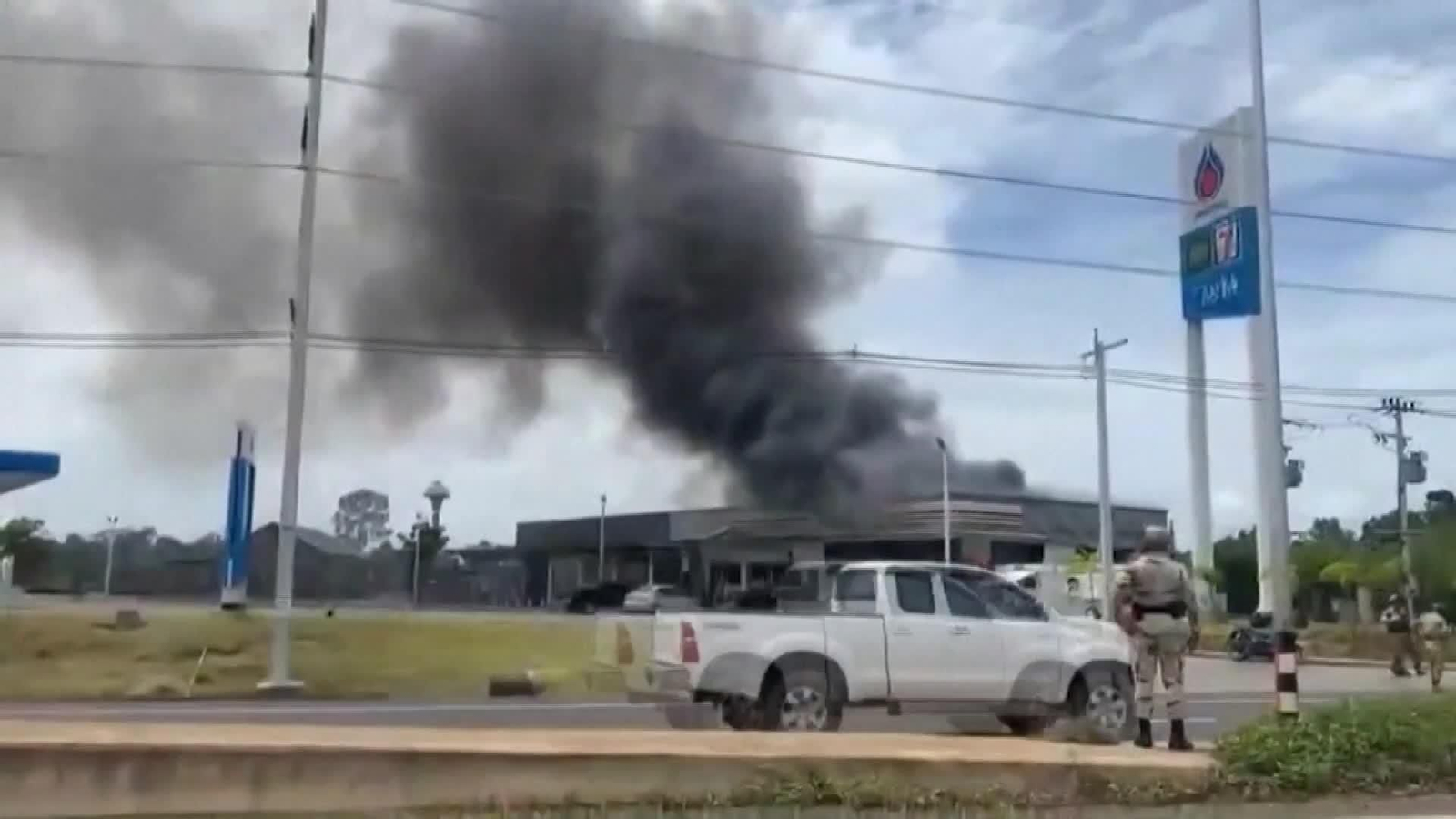 J007-TAILANDIA FUEGO EN FRONTERA CON CAMBOYA
