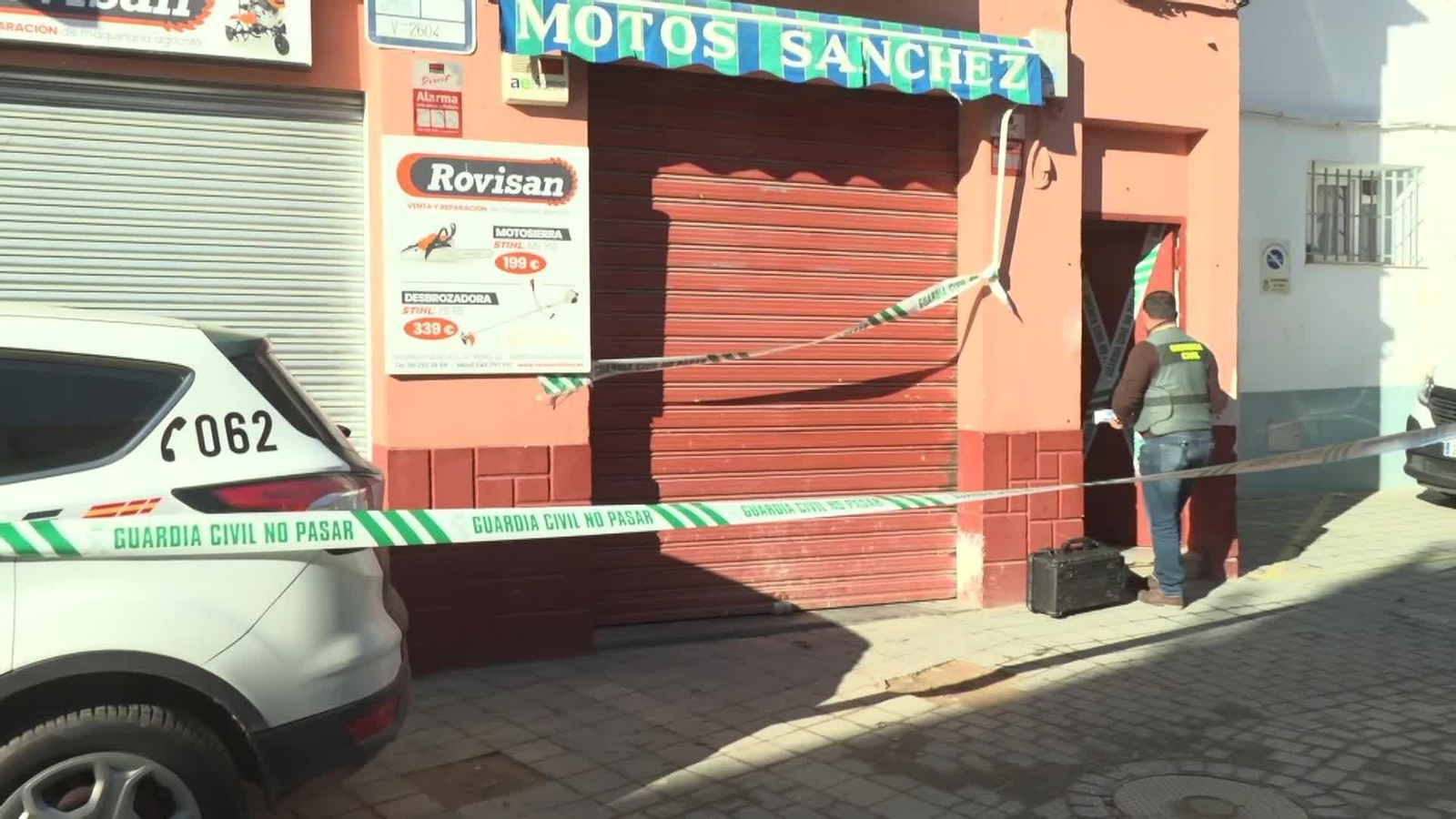 va mujer prende a su marido