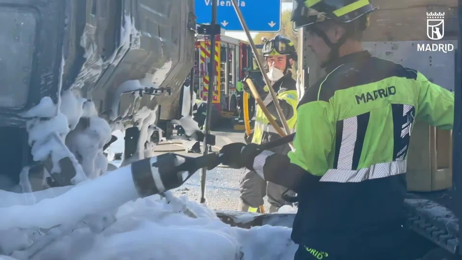 V034-MADRID CAMION INCENDIADO EN LA A3