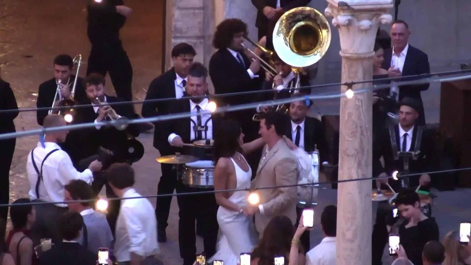 S004-ITALIA DUA LIPA Y CALLUM TURNER BAILE BODA
