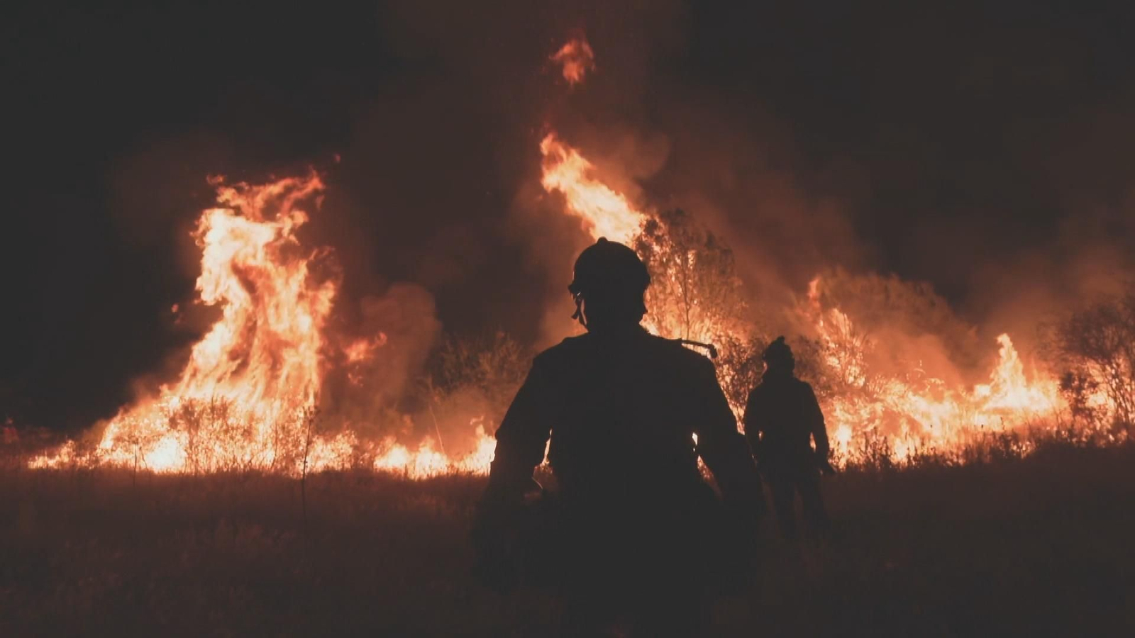 Los equipos de extinción combaten el incendio en Fresnedillas de la Oliva y Robledo de Chavela