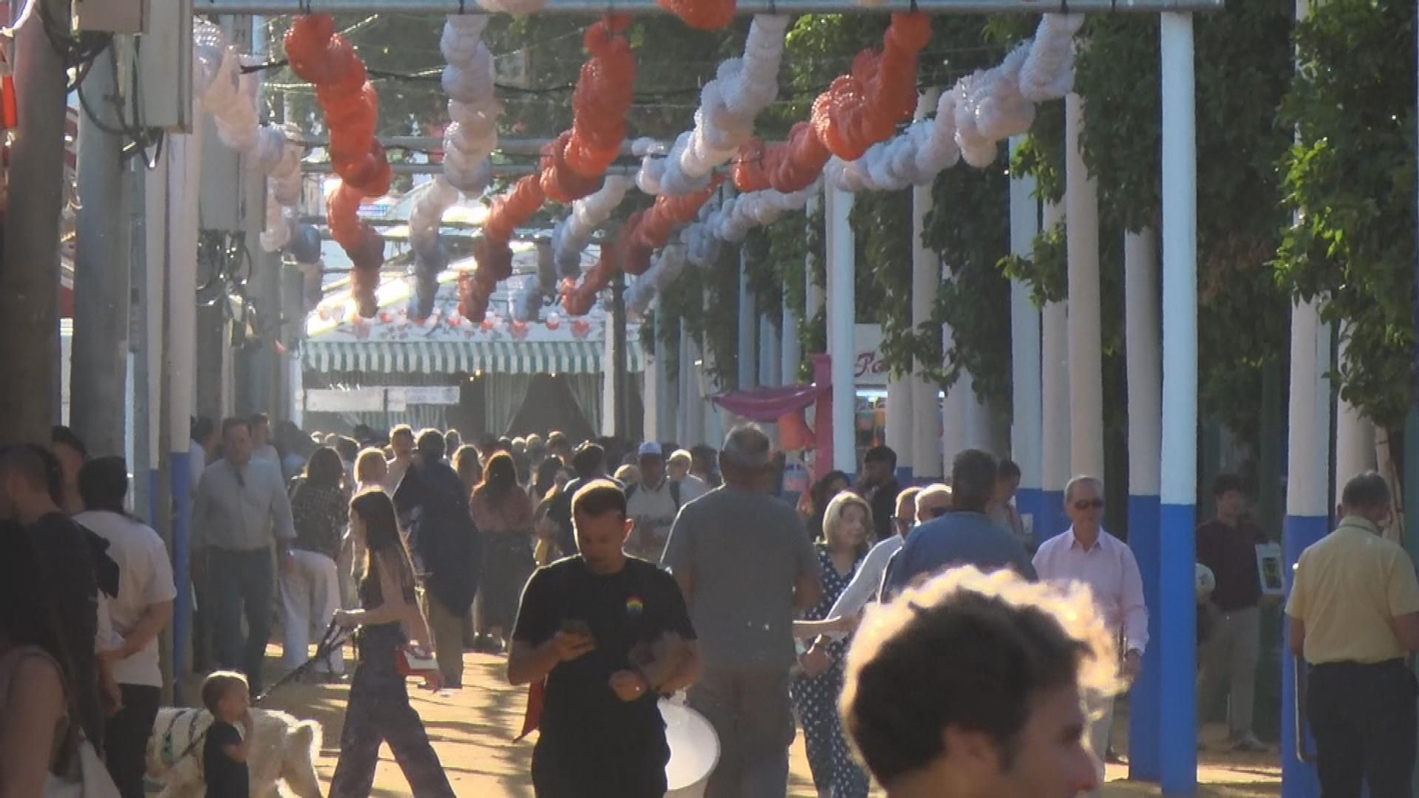 La preferia calienta motores en Sevilla antes del alumbrado en el Real