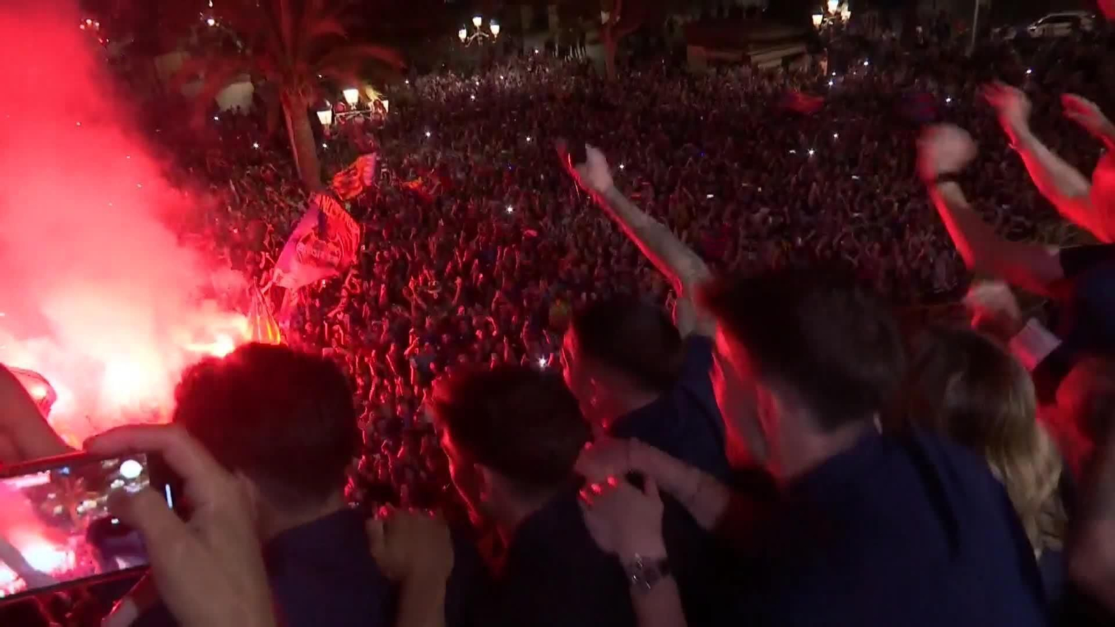 El Levante celebra su regreso a Primera con una multitudinaria rúa por Valencia El Levante celebra su regreso a Primera con una multitudinaria rúa por Valencia