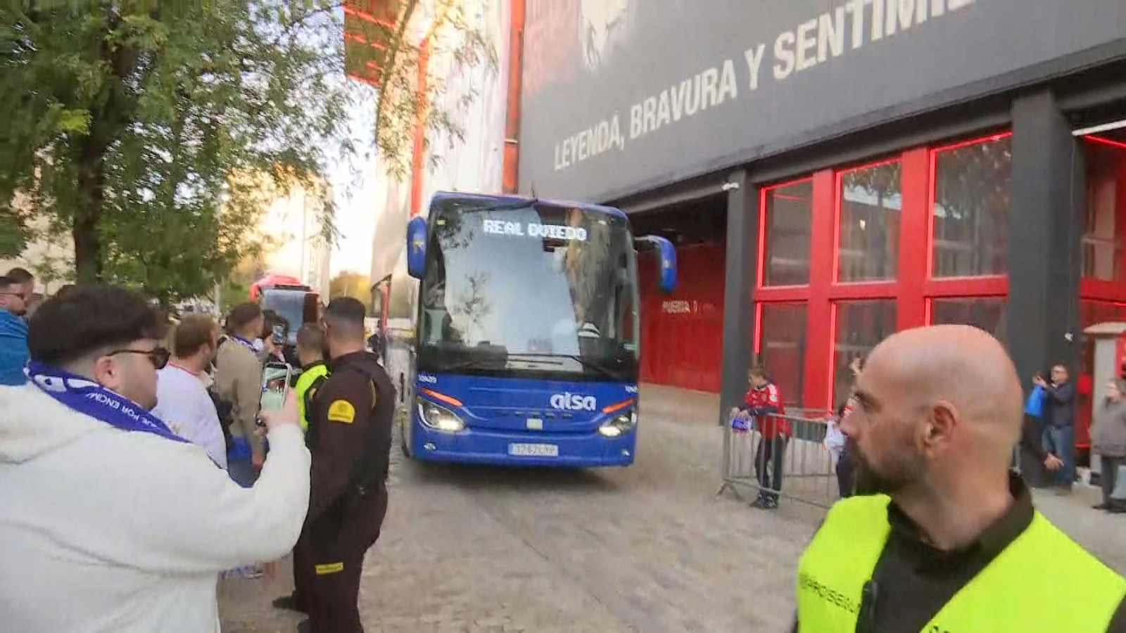 Aficionados pitan al autobús del Real Oviedo a la salida del Sánchez Pizjuán