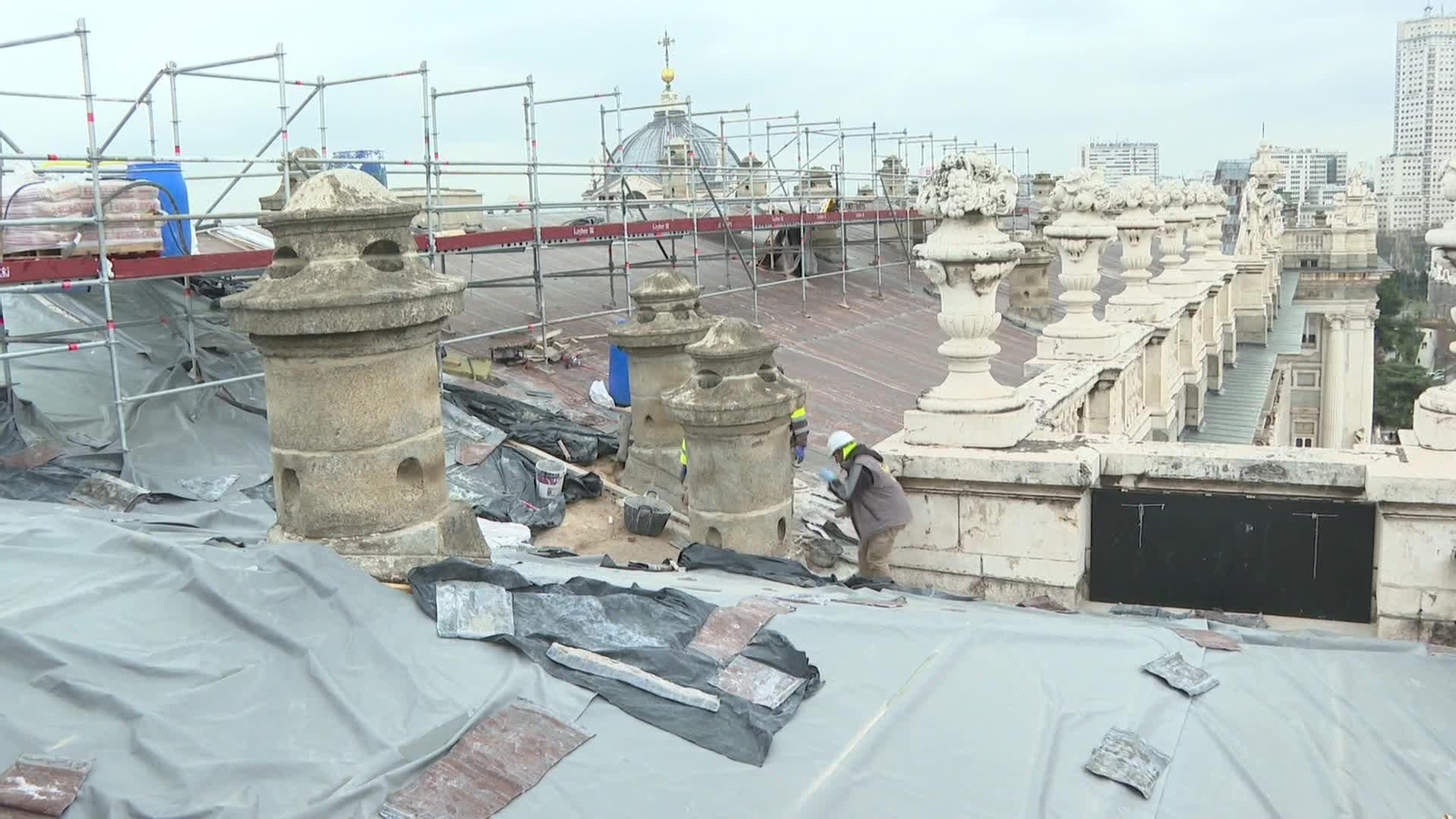 web limpiando la cubierta palacio real