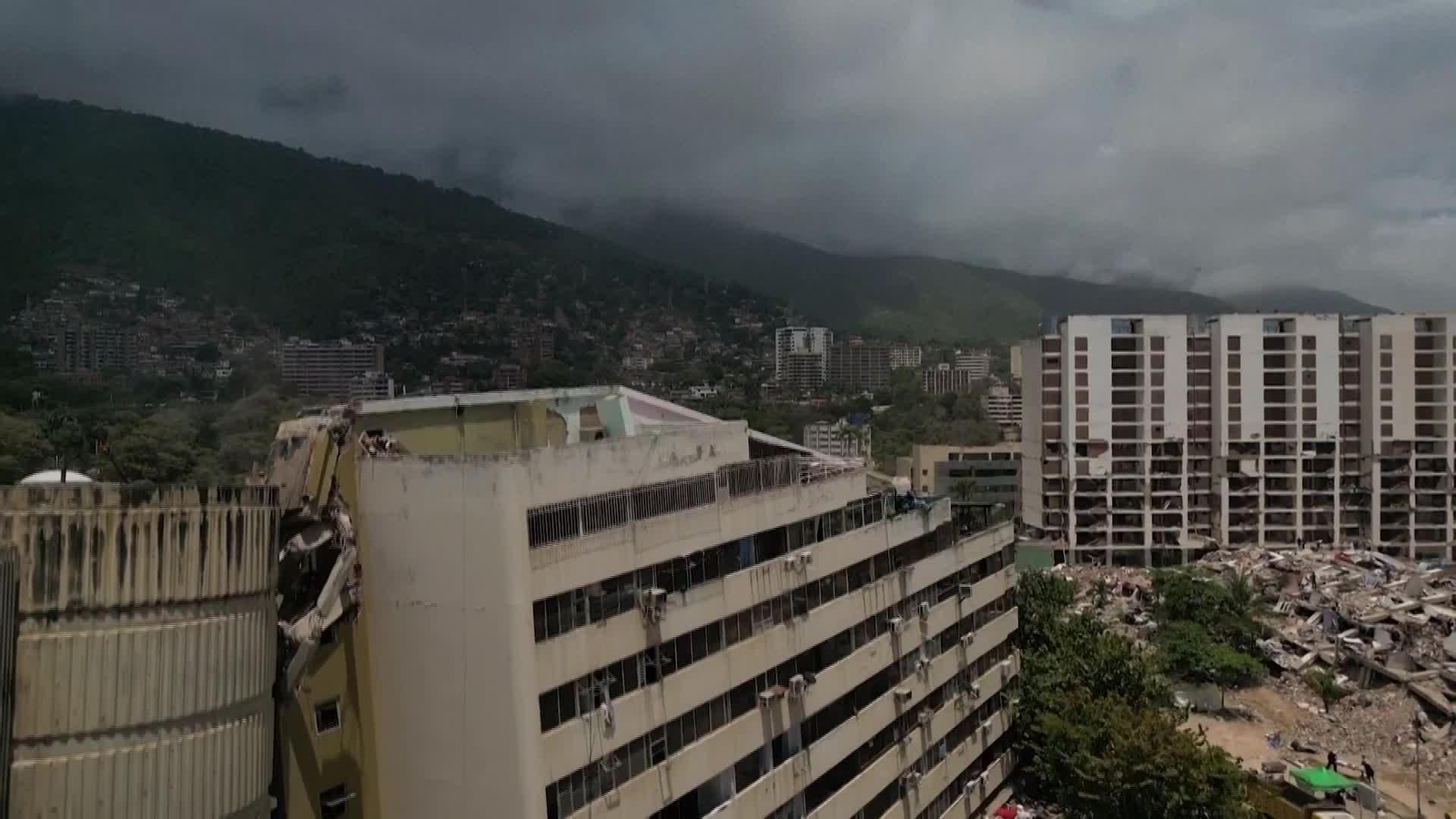 M008-VENEZUELA CONTINUAN DESESCOMBROS