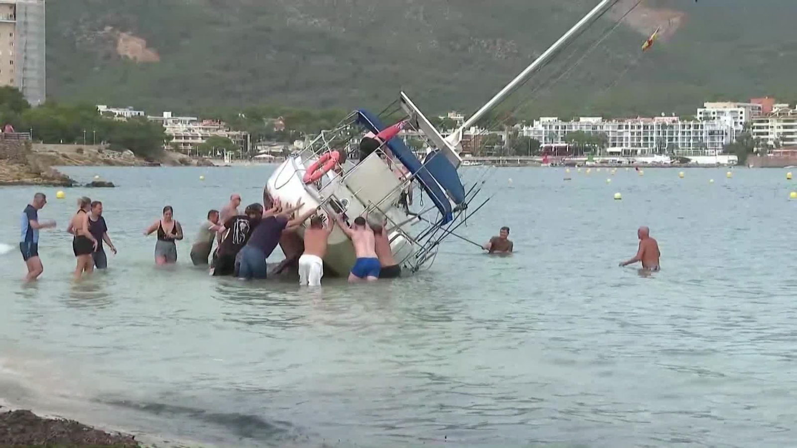 va guiris ibiza empujando barco