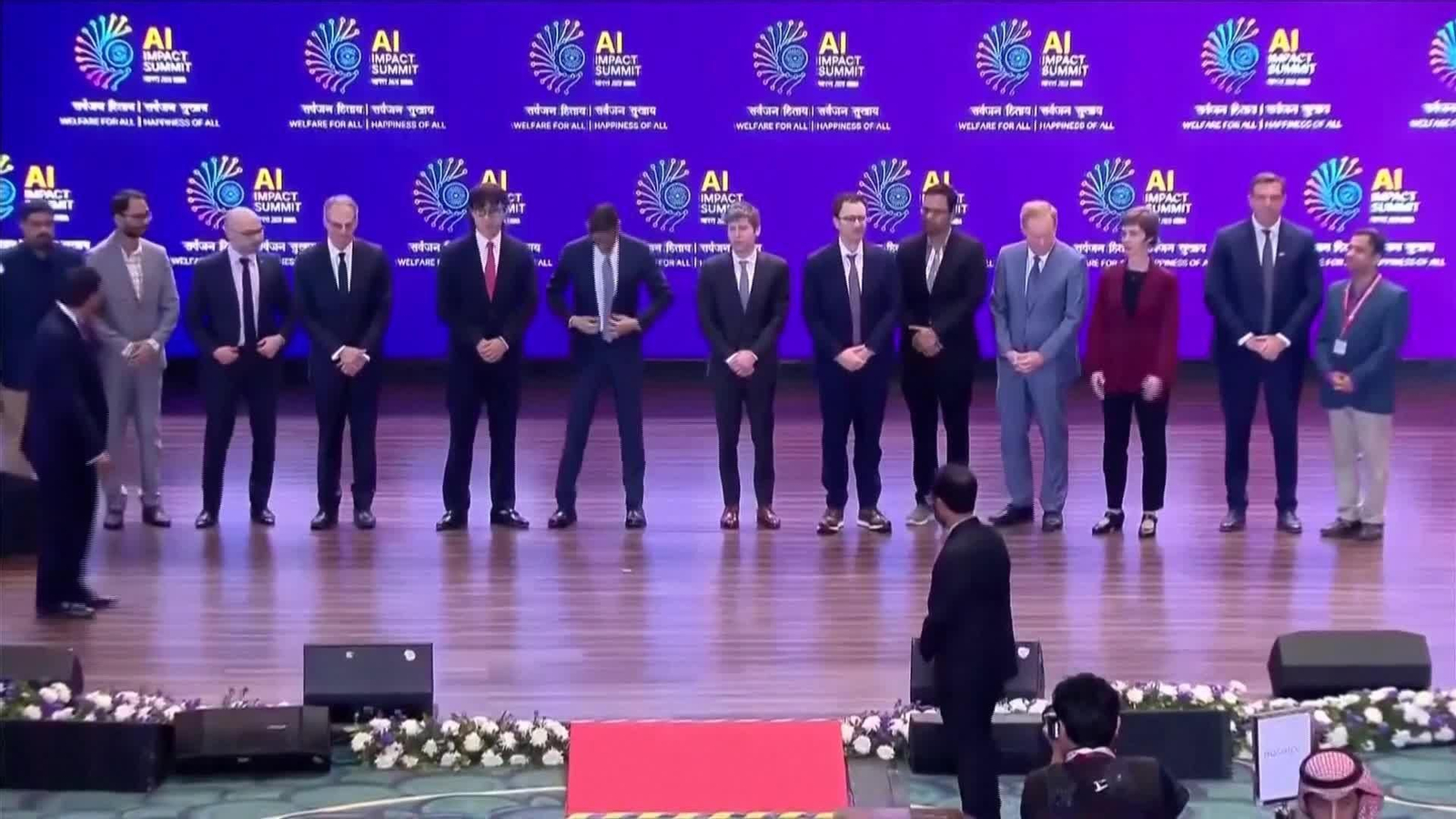 J005-INDIA SALUDO NO CORDIAL ENTRE CEOS