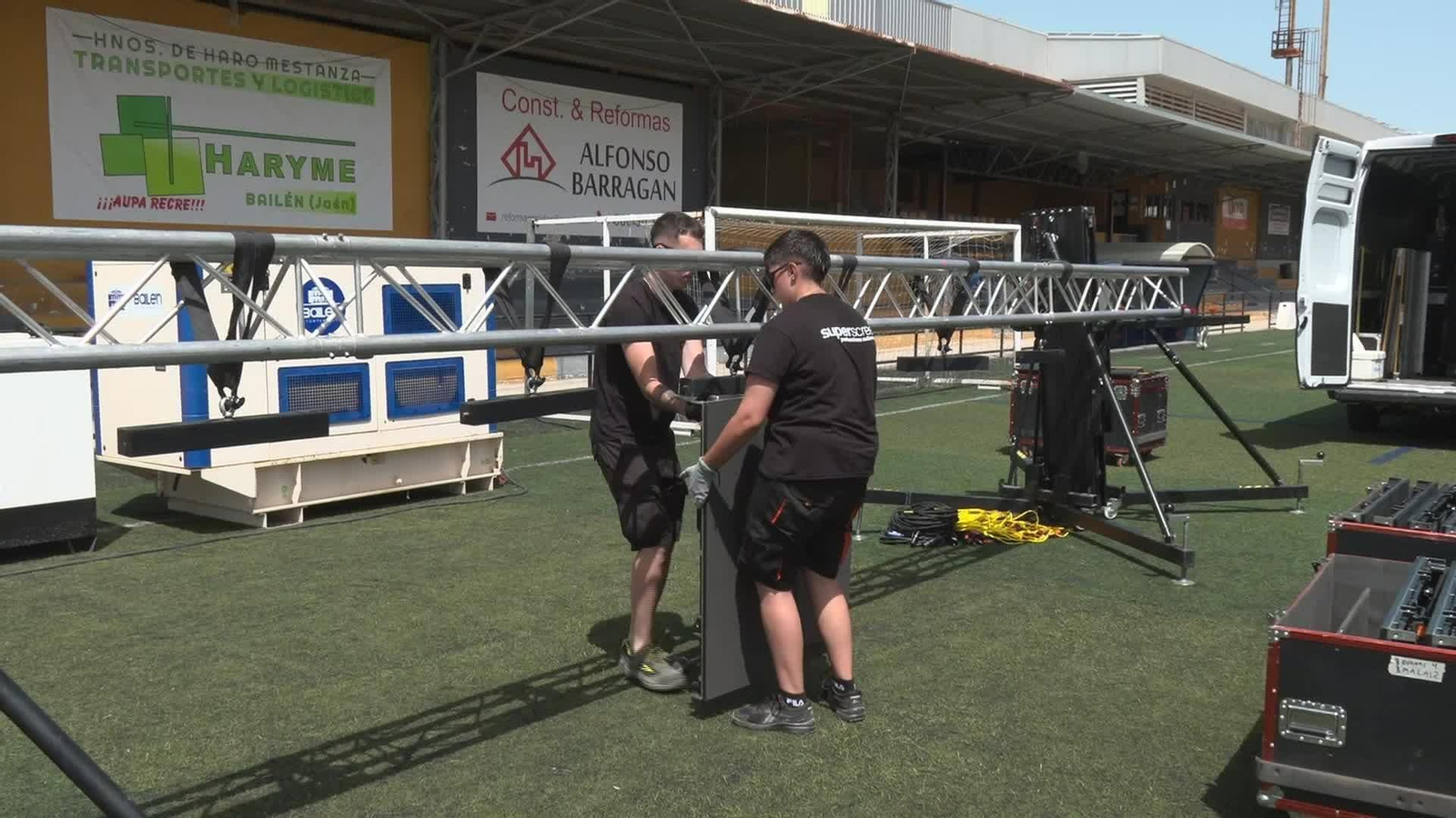 V049-BAILEN EMPRESAS PANTALLAS GIGANTES HACEN SU AGOSTO
