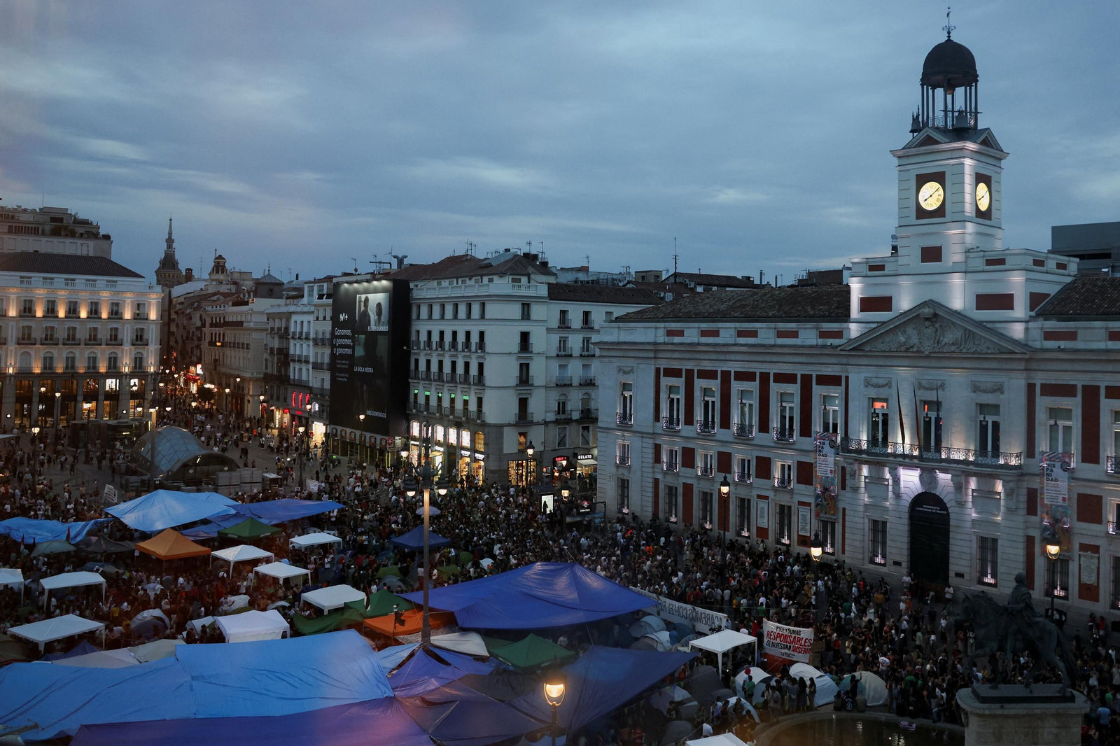 La acampada en Sol por la vivienda sigue sumando gente en su segunda noche