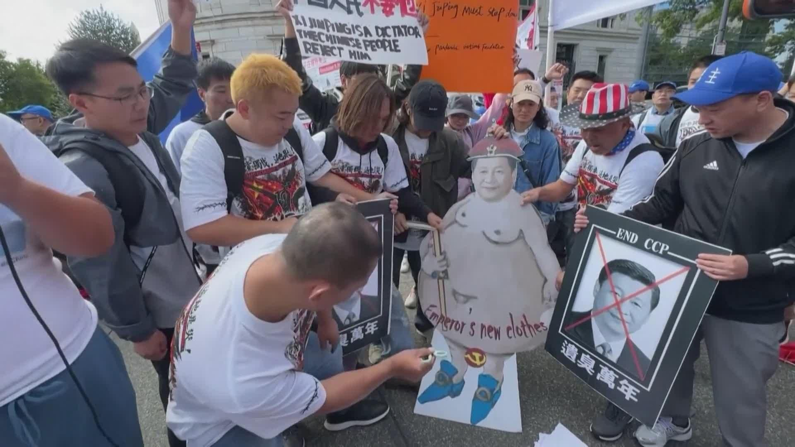 va protestantes clavan tijeras en foto de xi jinpinh