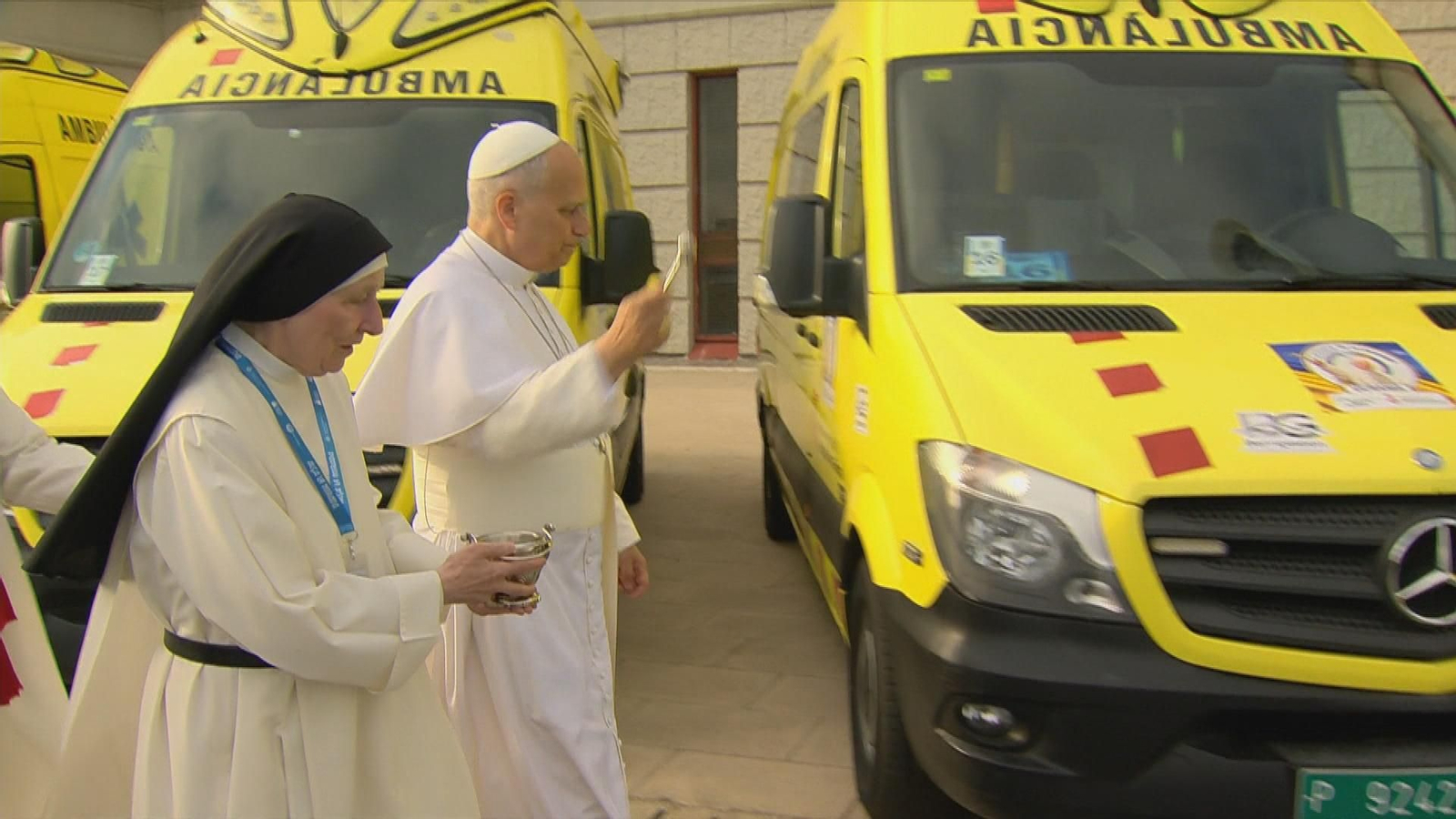 Bendición del papa a ambulancias hacia Ucrania