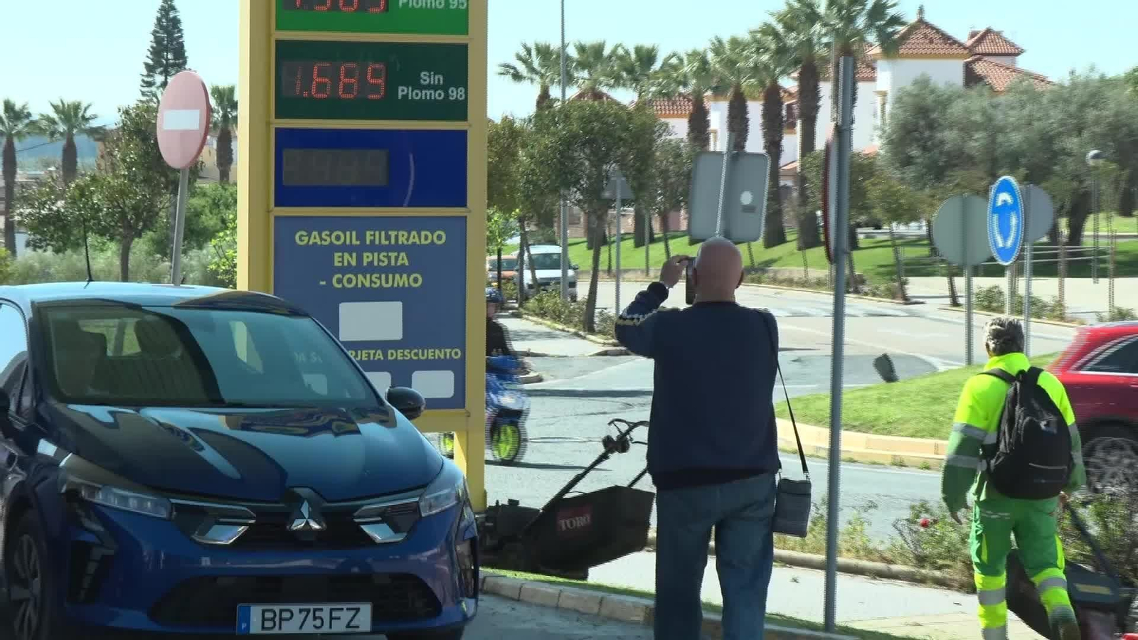 L048-HUELVA PORTUGUESES REPOSTANDO AYAMONTE