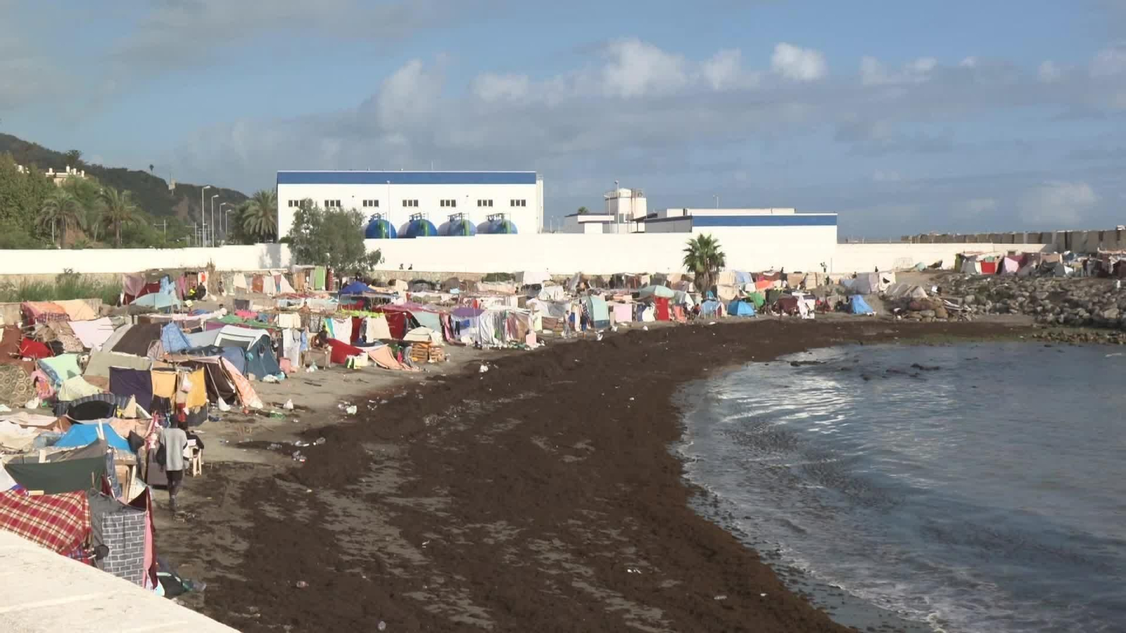 L051-CEUTA VECINOS PIDEN DESALOJO CAMPAMENTO DESALINIZADORA