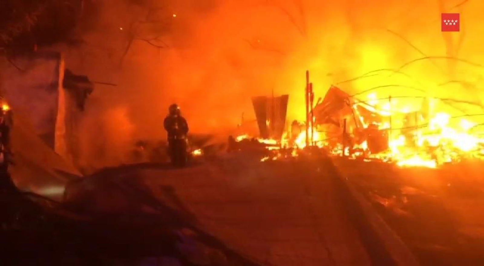 Seis dotaciones de Bomberos sofocan un incendio en un poblado chabolista de Madrid Seis dotaciones de Bomberos sofocan un incendio en un poblado chabolista de Madrid