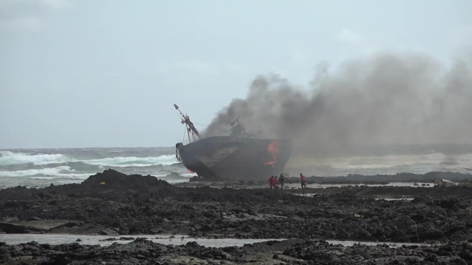 J051-LANZAROTE VERTIDO ATUNERO ENCALLADO