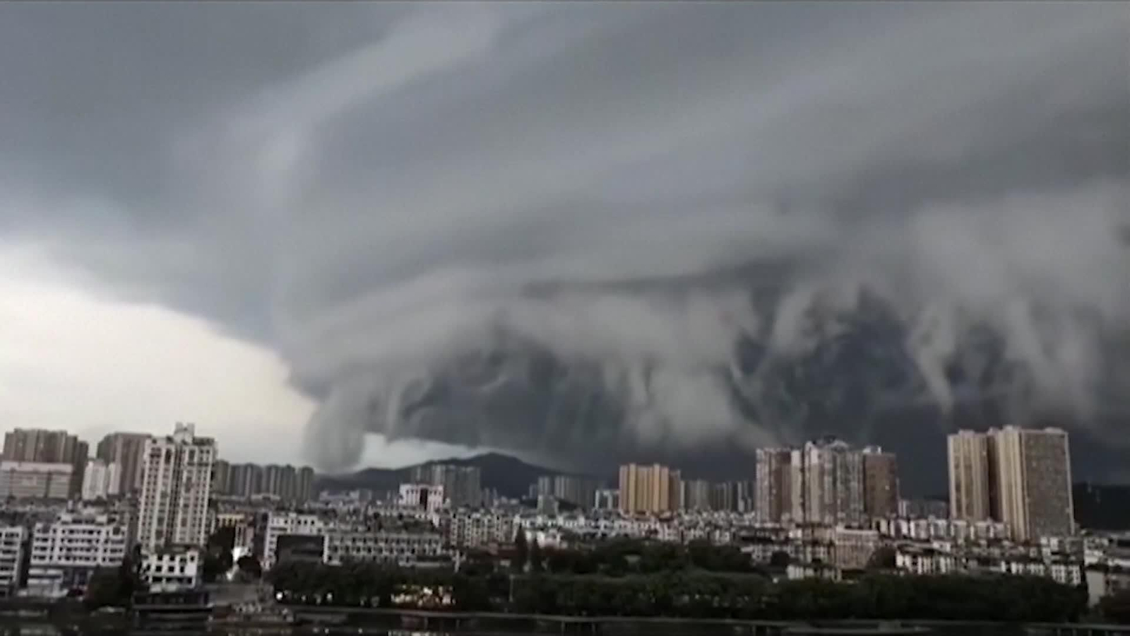 El tifón Wipha llega a la ciudad china de Zhuhai de la mano de una imponente nube negra