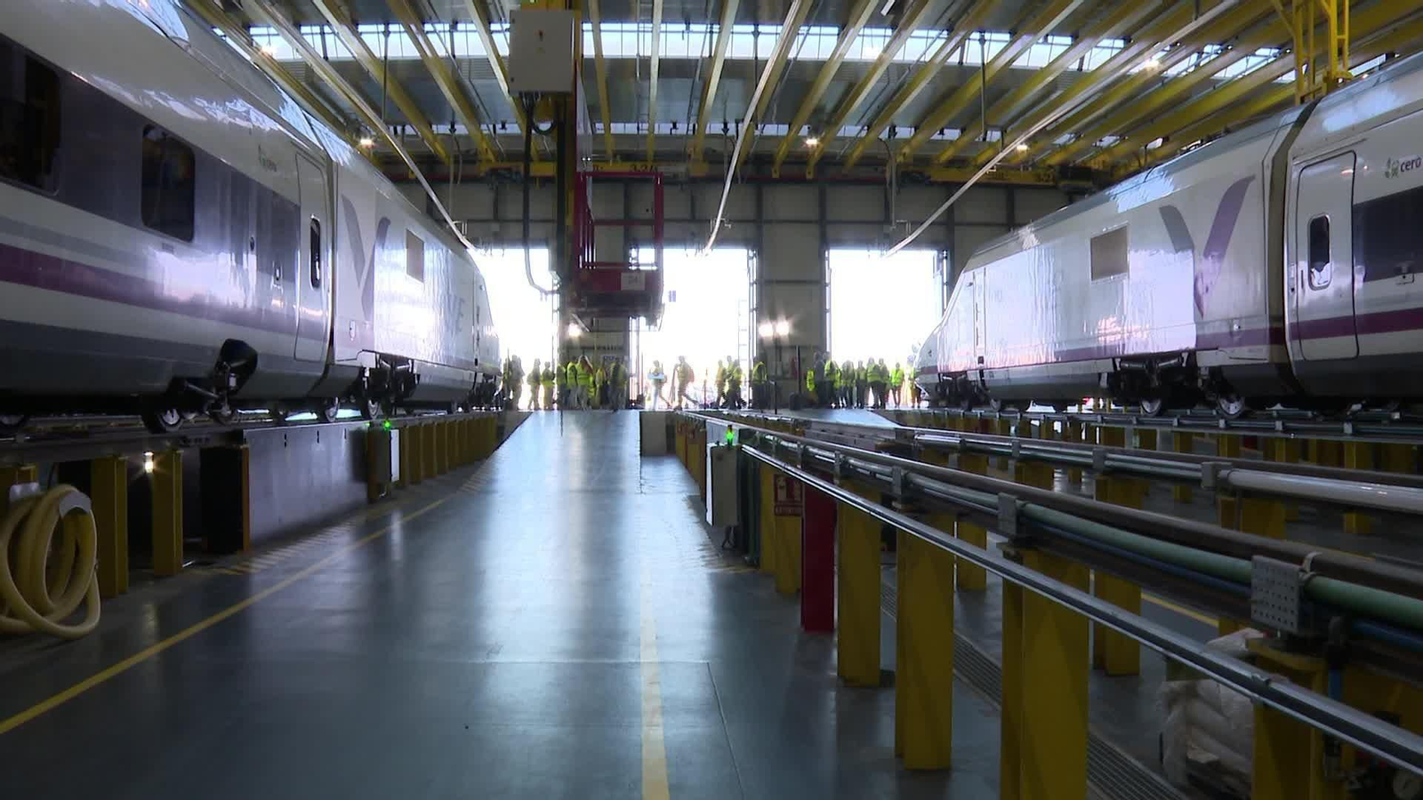 V028-MADRID OSCAR PUENTE EN TALLERES RENFE
