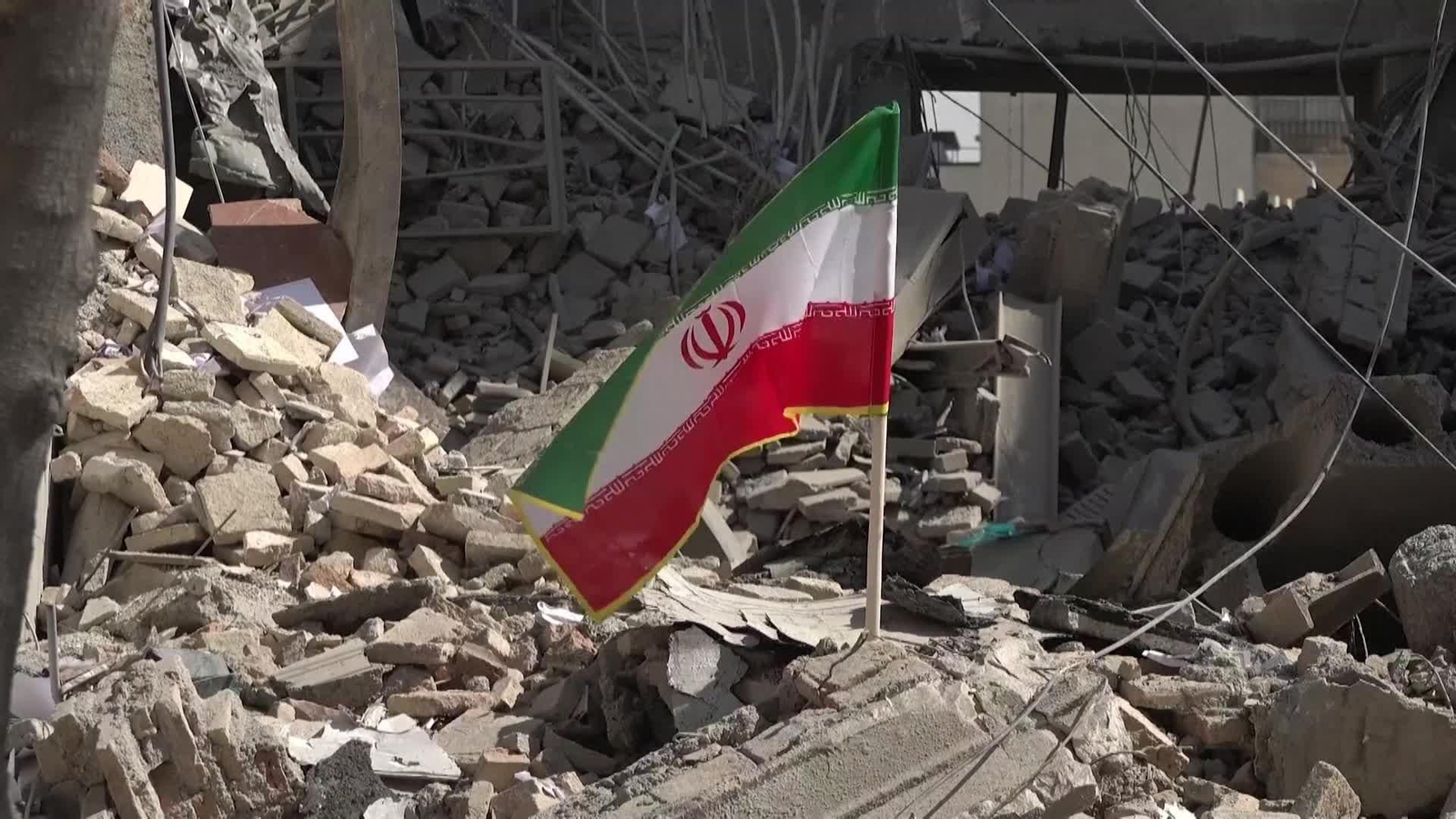 va rezos sobre escombros teheran