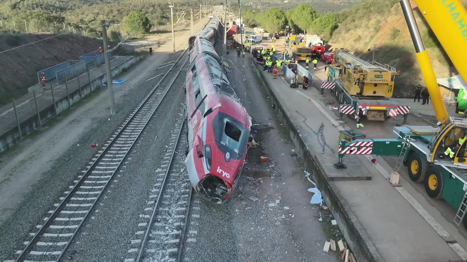X056-EDI CORDOBA UME AYUDA A RETIRAR TRENES