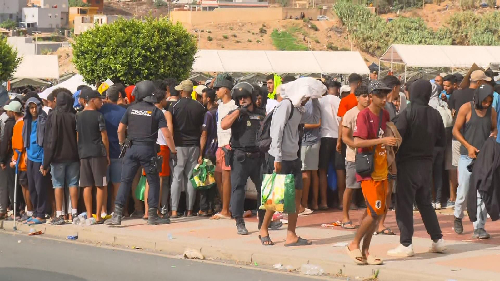 Las colas para acceder a los campamentos que atienden a migrantes