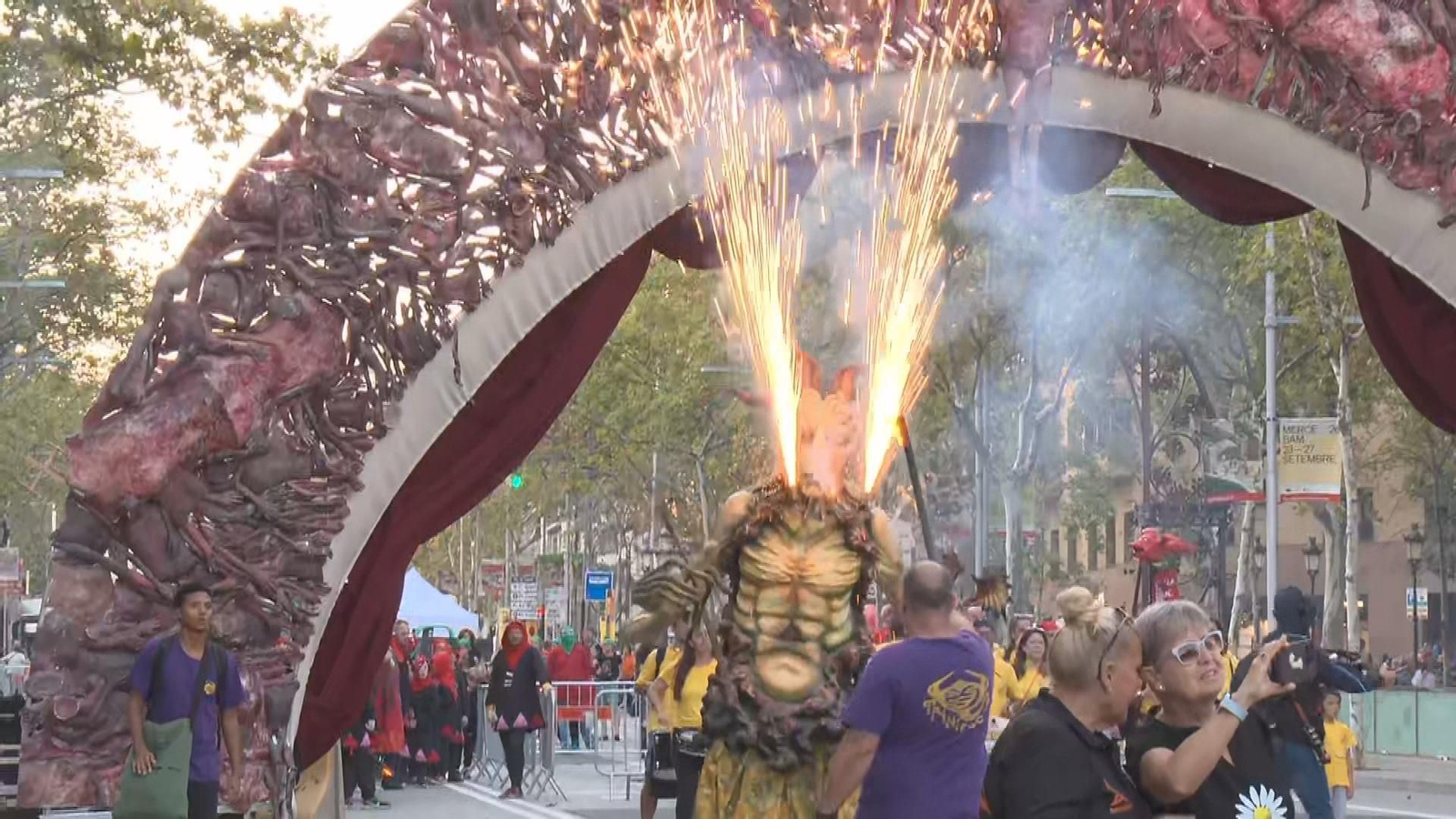 El correfoc llena este sábado de fuego, música y tradición el paseo de Gràcia de Barcelona