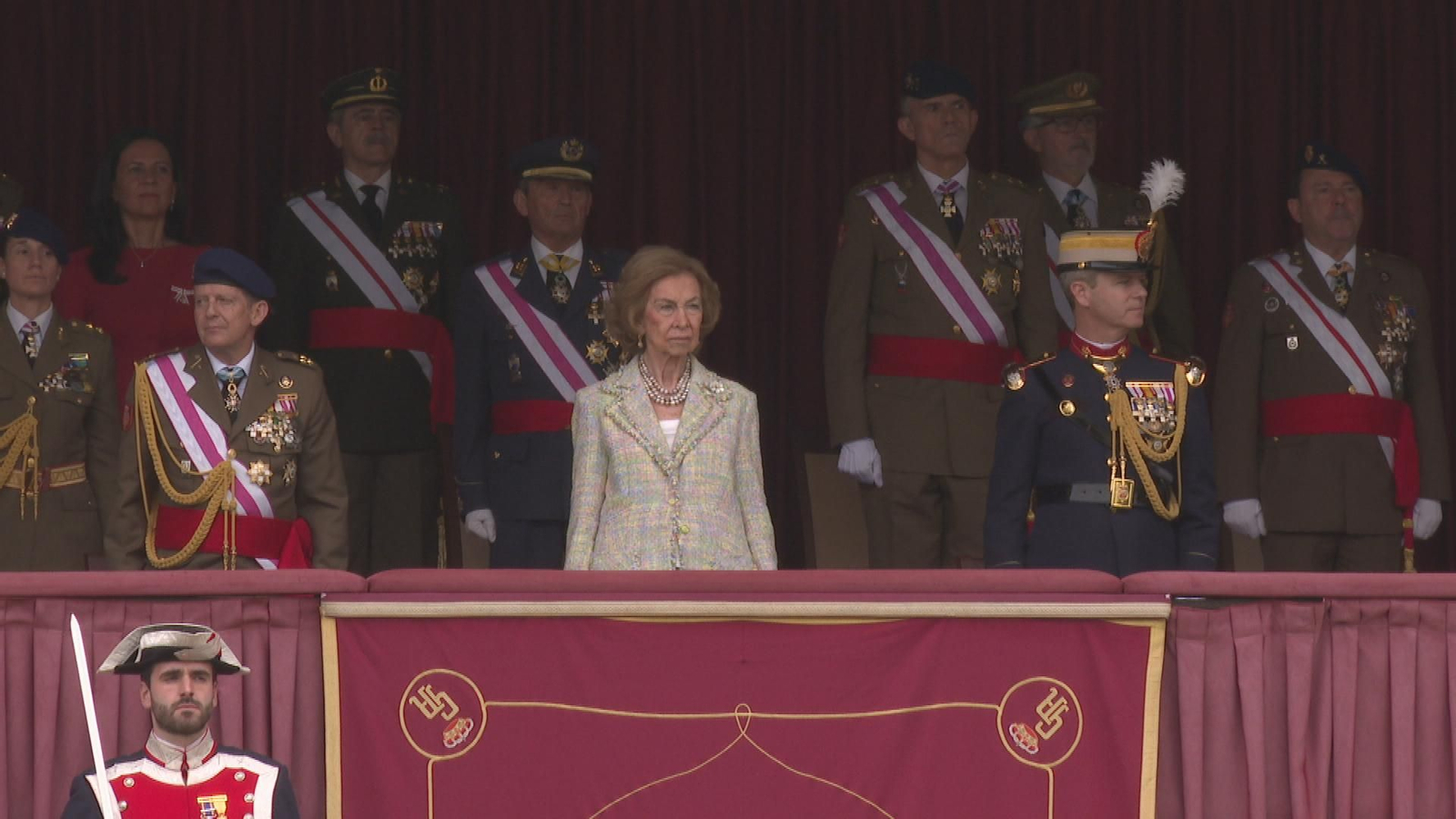V033 MADRID LA REINA SOFÍA EN JURAMENTO BANDERA frame 4292