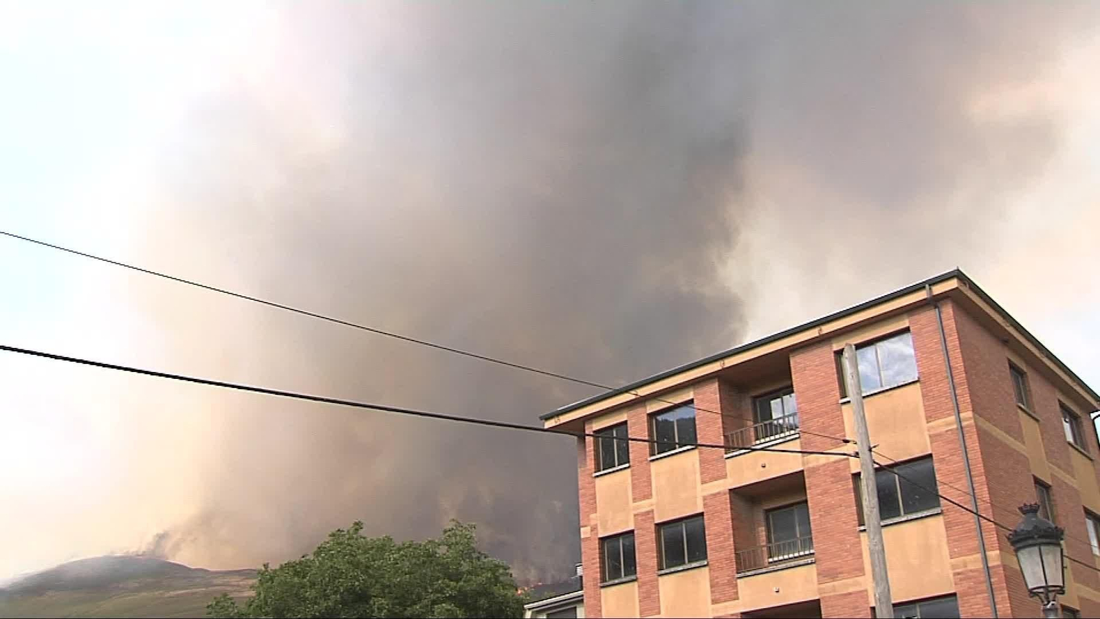 X081-LEÓN INCENDIO IGUENA TARDE