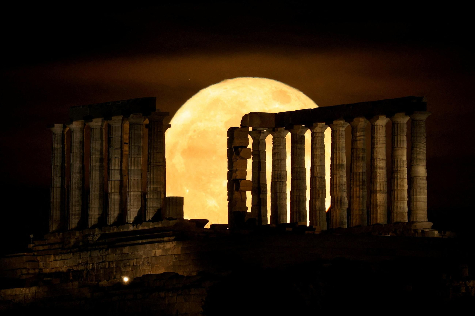 Una impresionante Luna Azul despide mayo sobre el templo de Poseidón