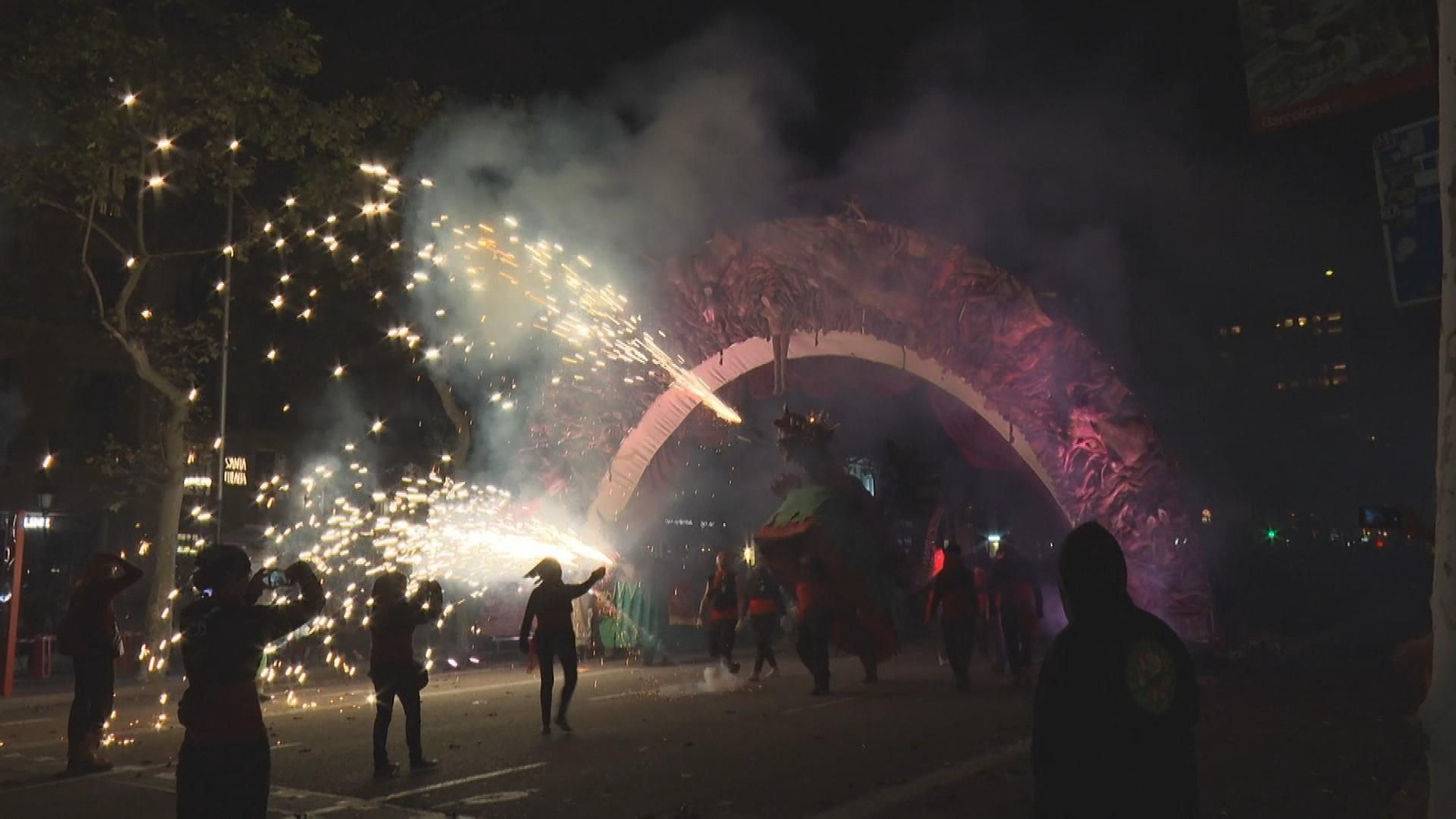 El correfoc llenó este sábado de fuego, música y tradición el paseo de Gràcia de Barcelona