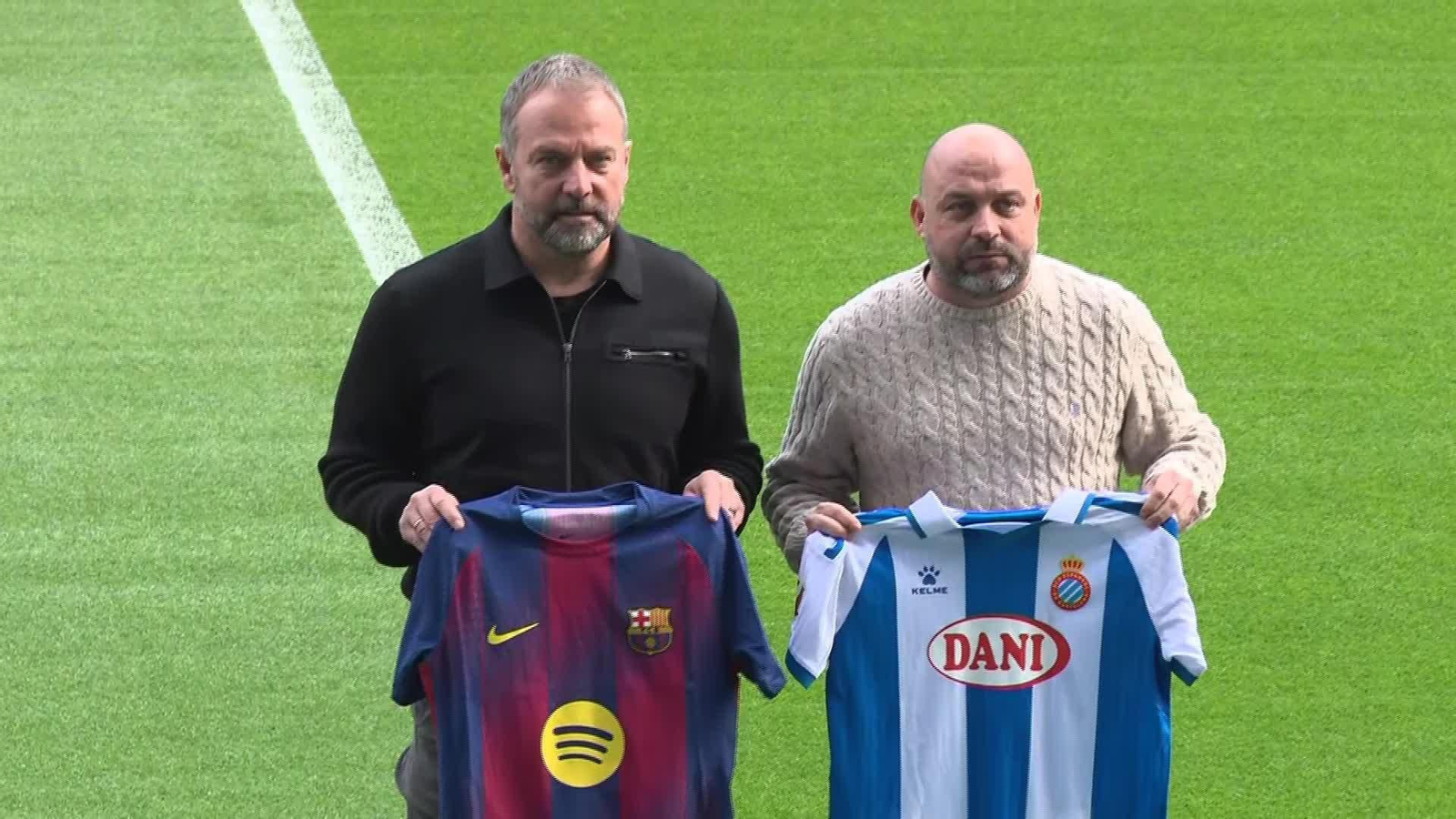 V048-BARCELONA SALUDO ENTRENADORES DERBI