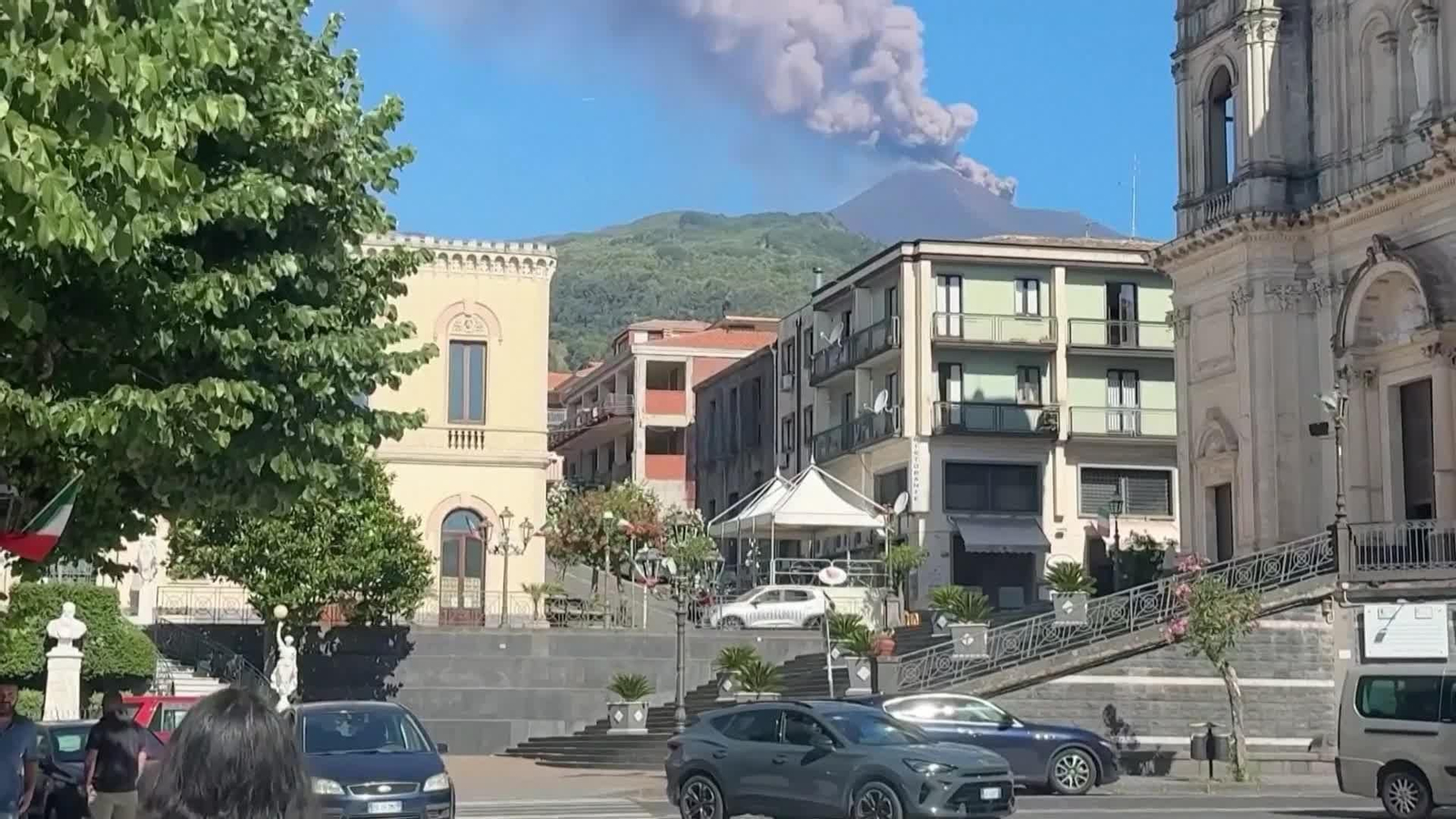D037-ITALIA ENTRA EN ERUPCIÓN EL VOLCÁN ETNA