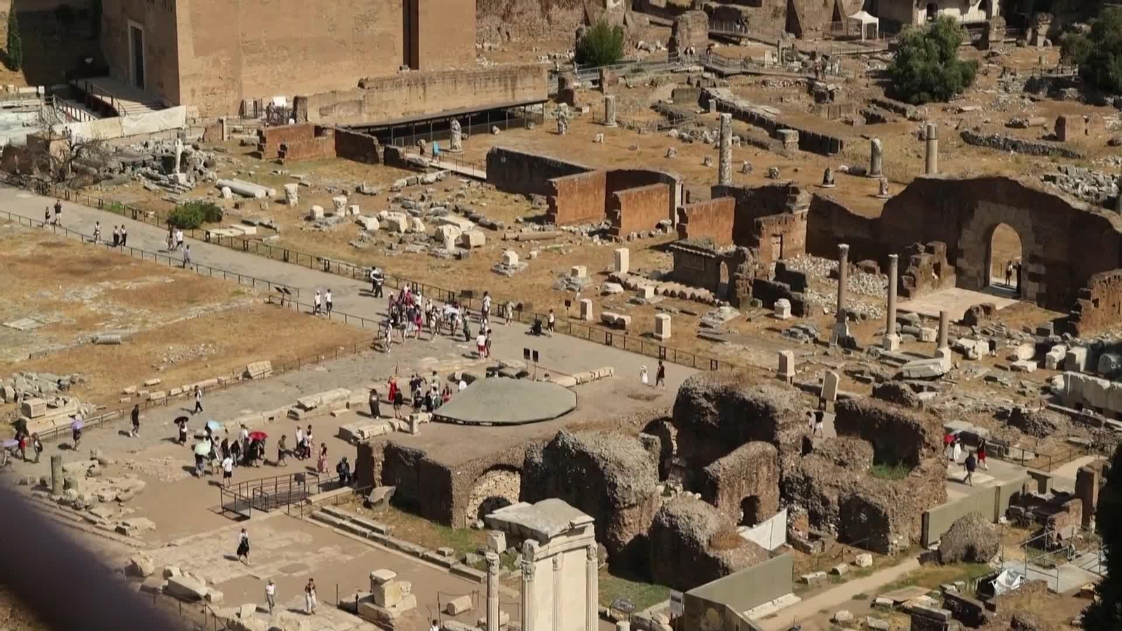 M052-ITALIA TURISTAS OLA CALOR VISITANDO ROMA