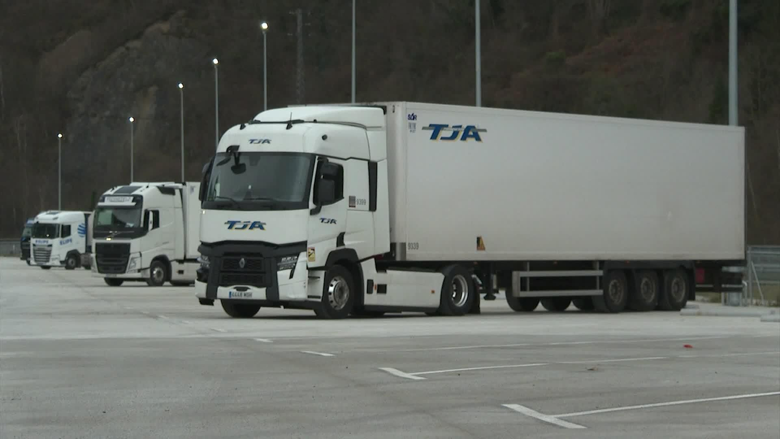 S035-ASTURIAS CAMIONEROS PARADOS NIEVE