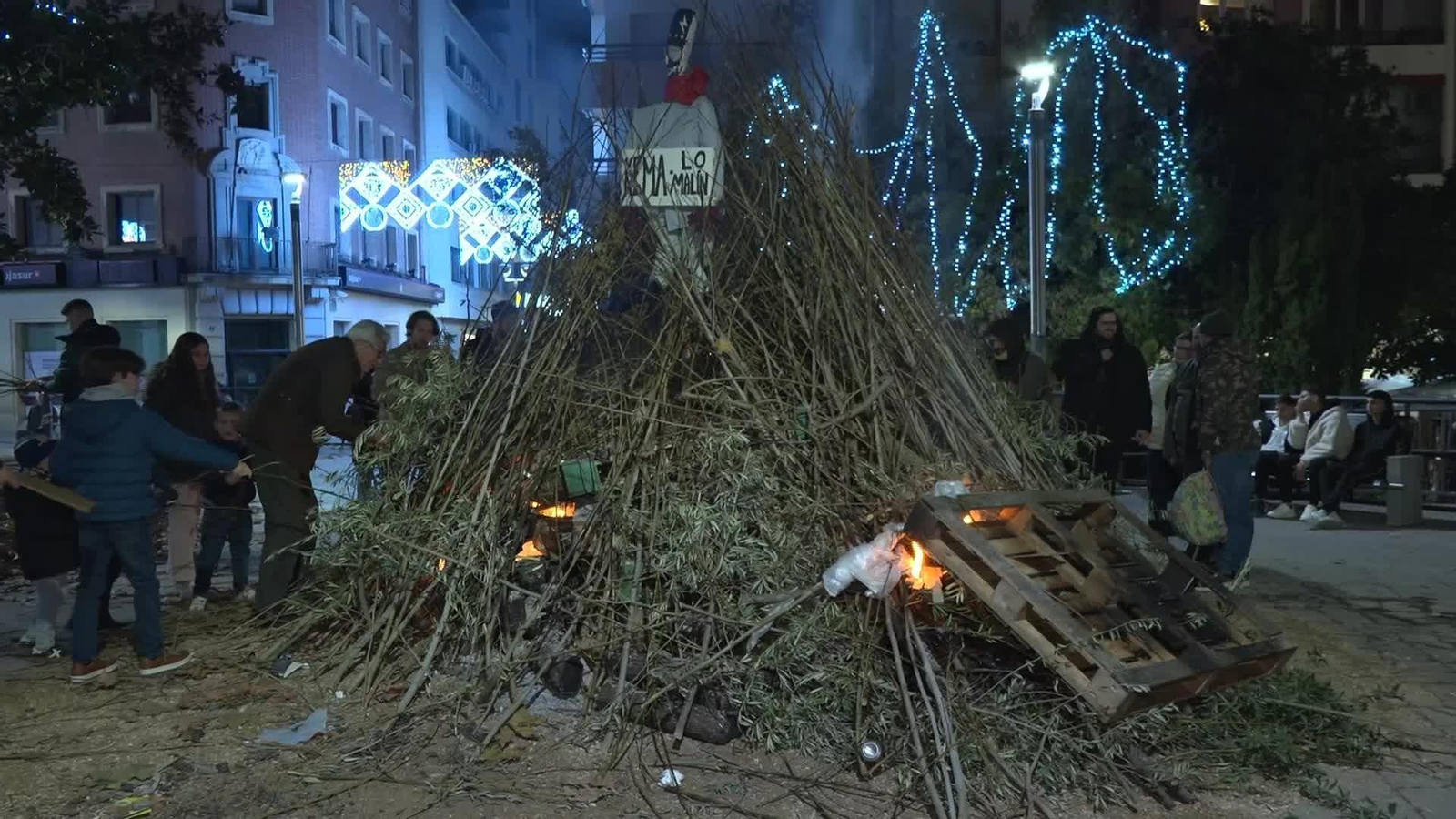 S061-JAeN ENCENDIDAS LUMBRES SAN ANTÓN