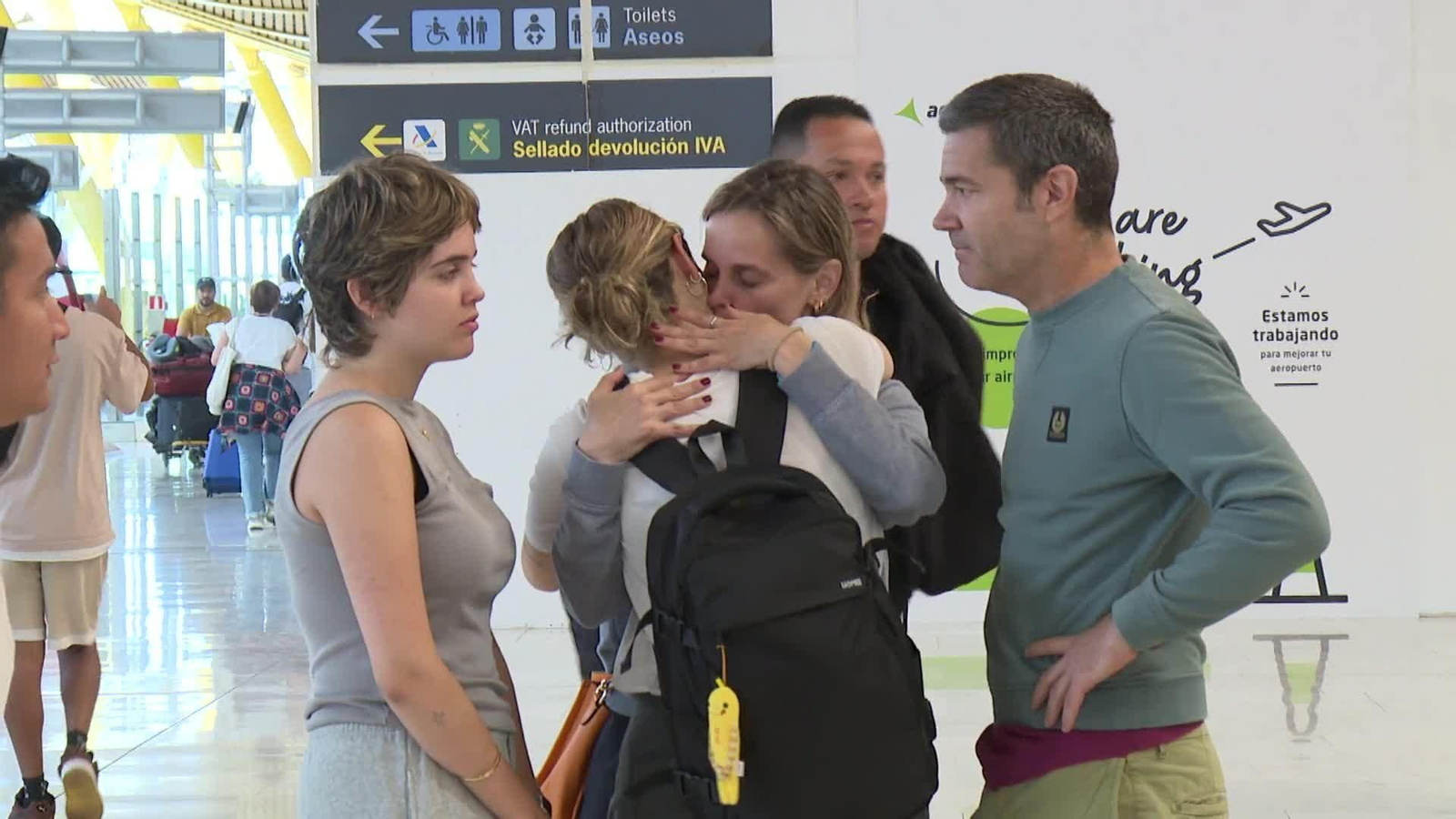 Abrazos en la terminal por los hijos que se marchan a estudiar al extranjero