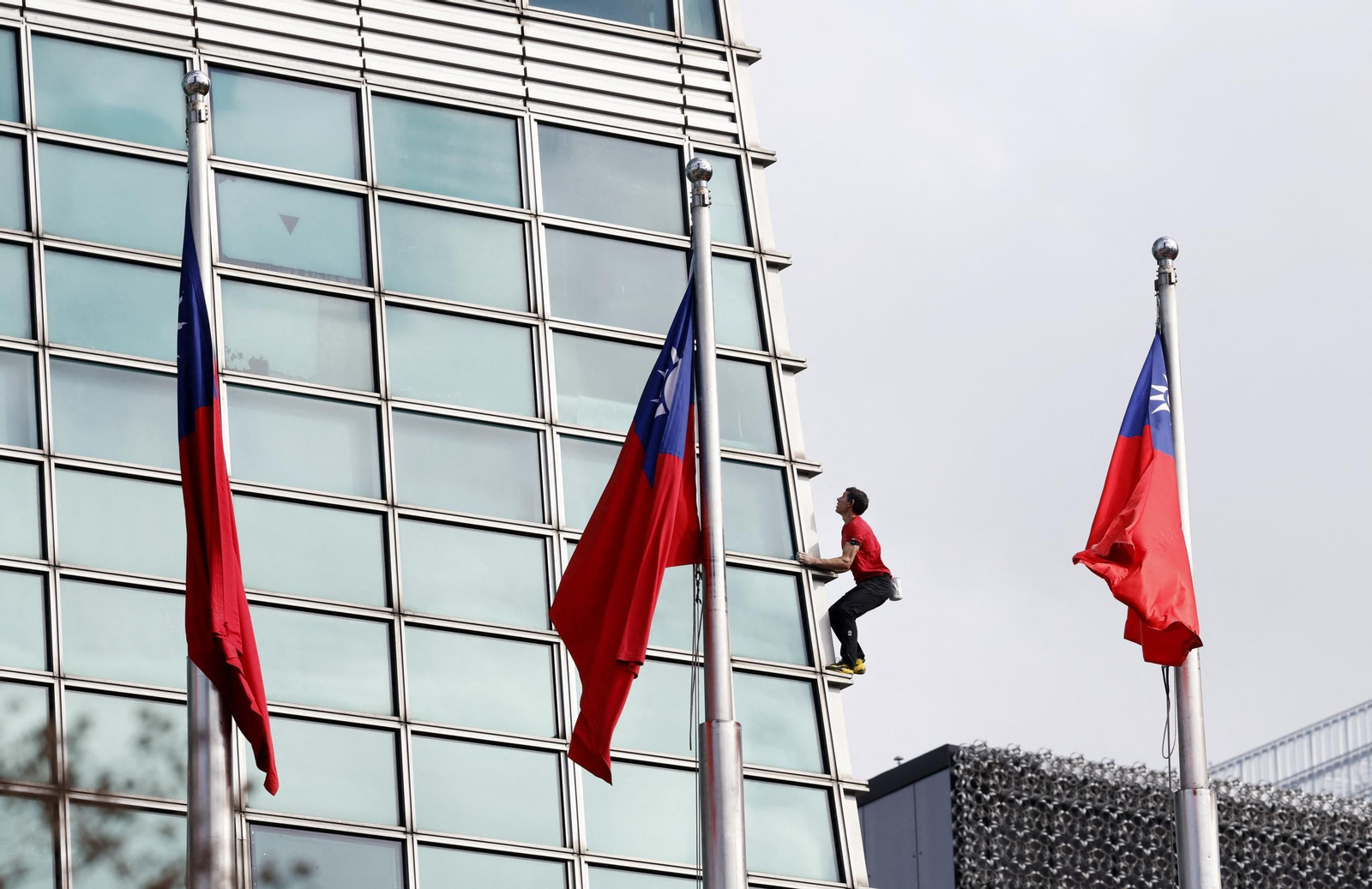 El escalador Alex Honnold alcanza la cima del rascacielos Taipéi 101 sin cuerda ni arnés
