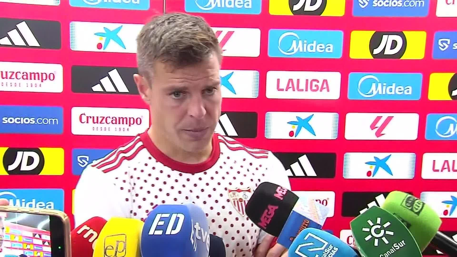 D048-SEVILLA ZONA MIXTA DERBI