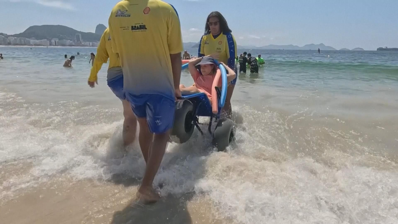 Un proyecto inclusivo acerca el mar de Copacabana a personas con discapacidad