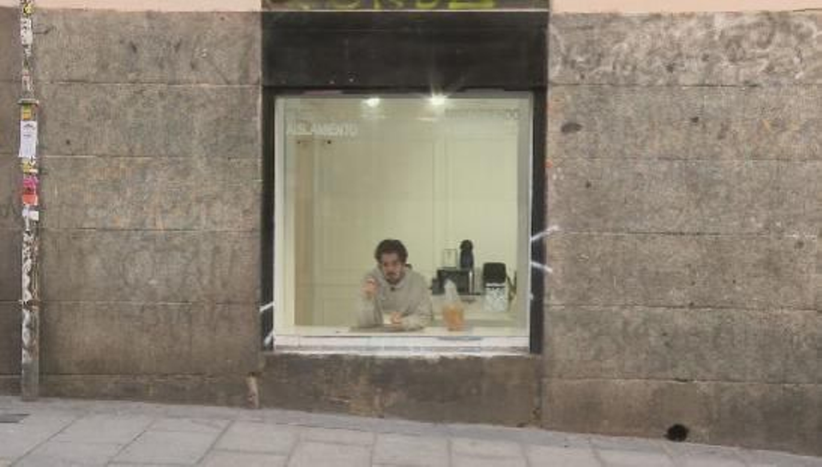 Un joven se encierra en el escaparate de un local de Madrid durante 13 días Un joven se encierra en el escaparate de un local de Madrid durante 13 días
