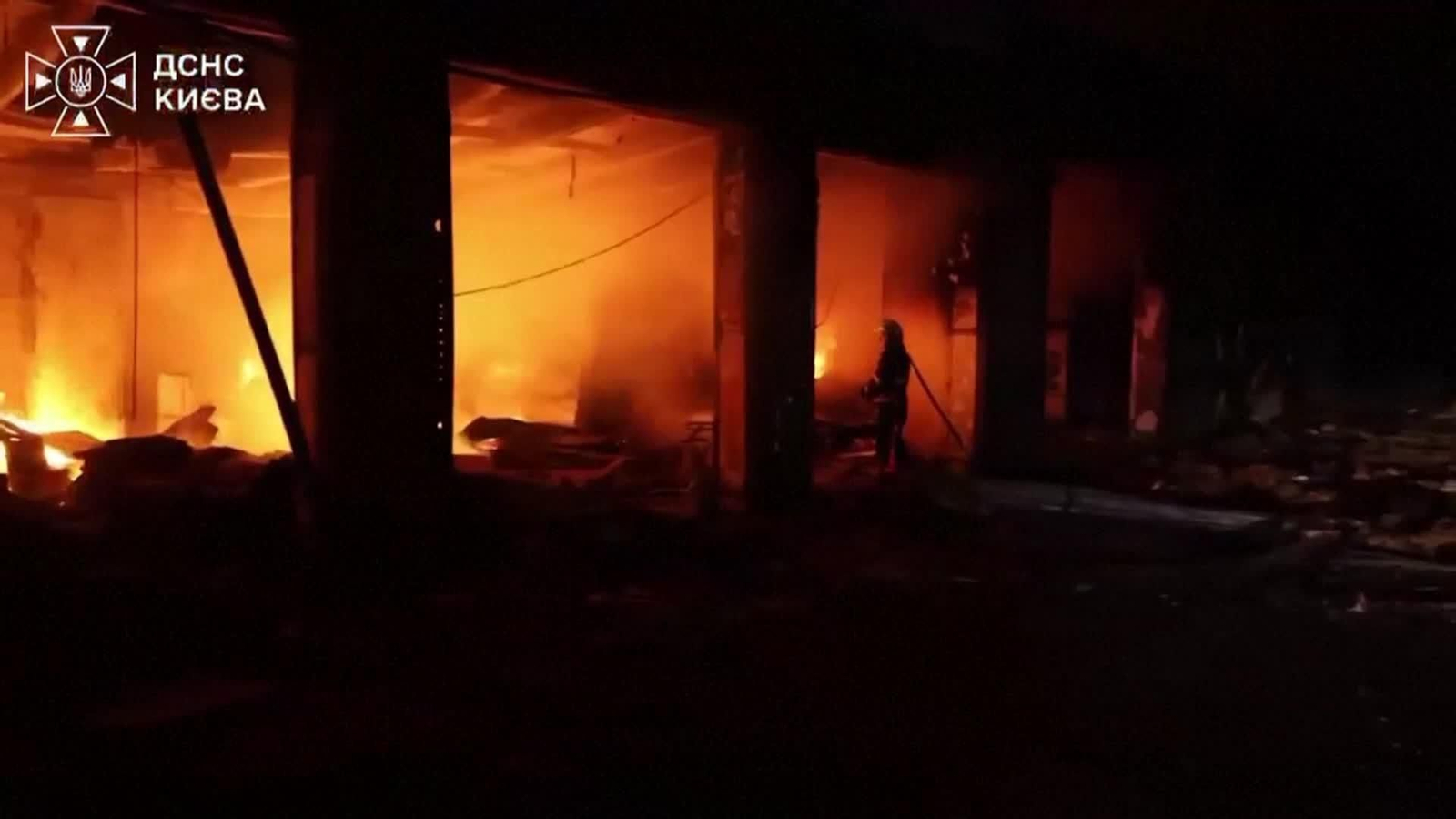 S005-UCRANIA KIEV BOMBEROS INCENDIO TRAS ATAQUE RUSO