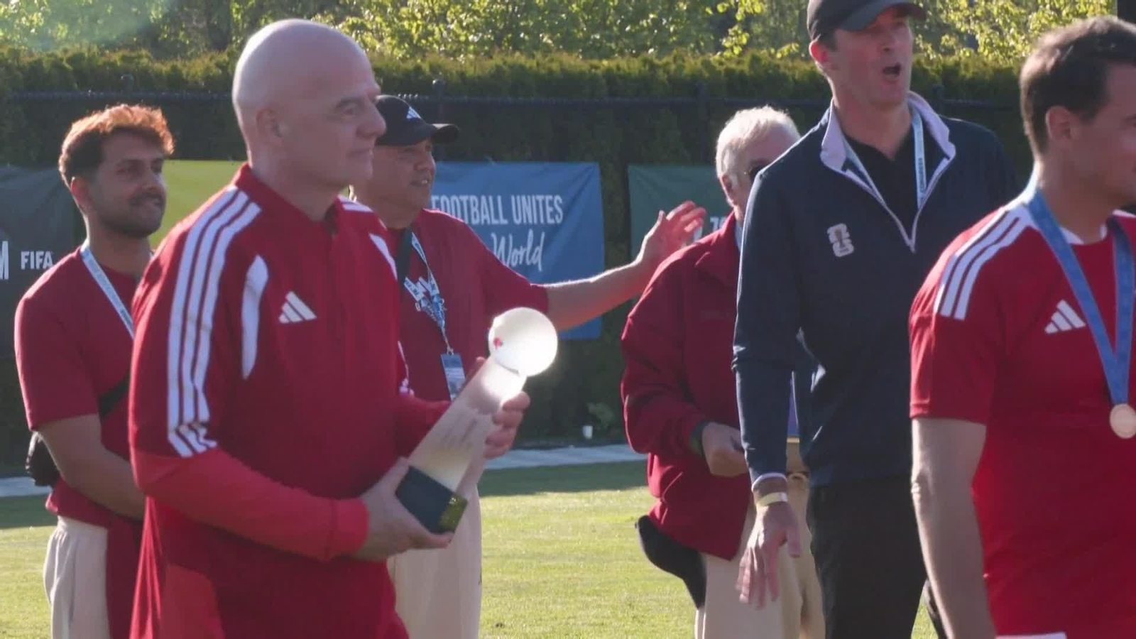 va infantino juega al futbol