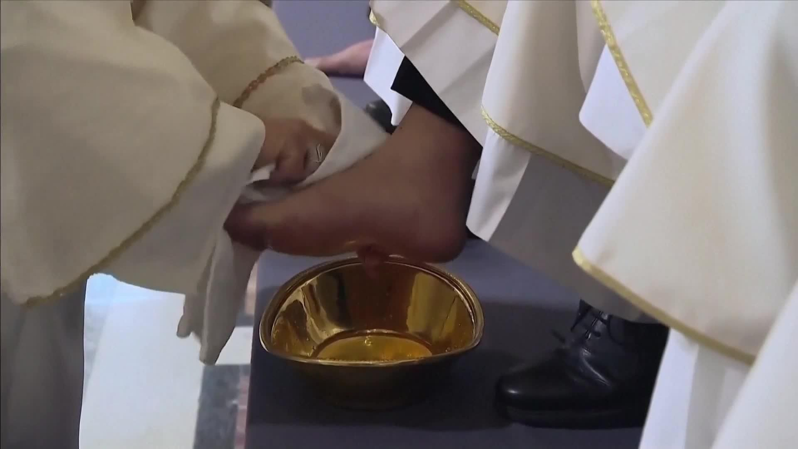 va el papa lava pies en jueves santo