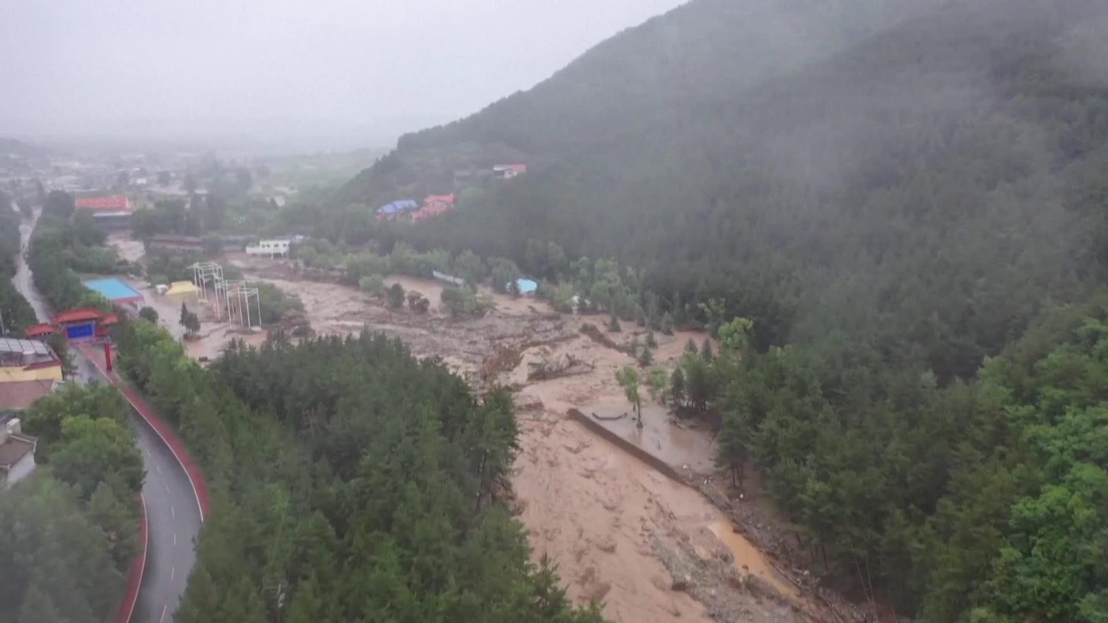 V057-CHINA RESCATE LLUVIAS TORRENCIALES